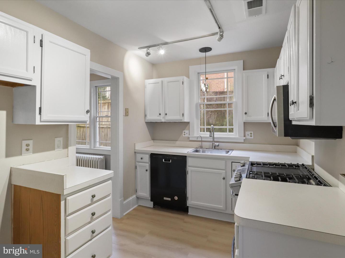 3851 2ND ST N, ARLINGTON, Virginia 22203, 2 Bedrooms Bedrooms, ,1 BathroomBathrooms,Residential,For sale,3851 2ND ST N,VAAR2065516 MLS # VAAR2065516