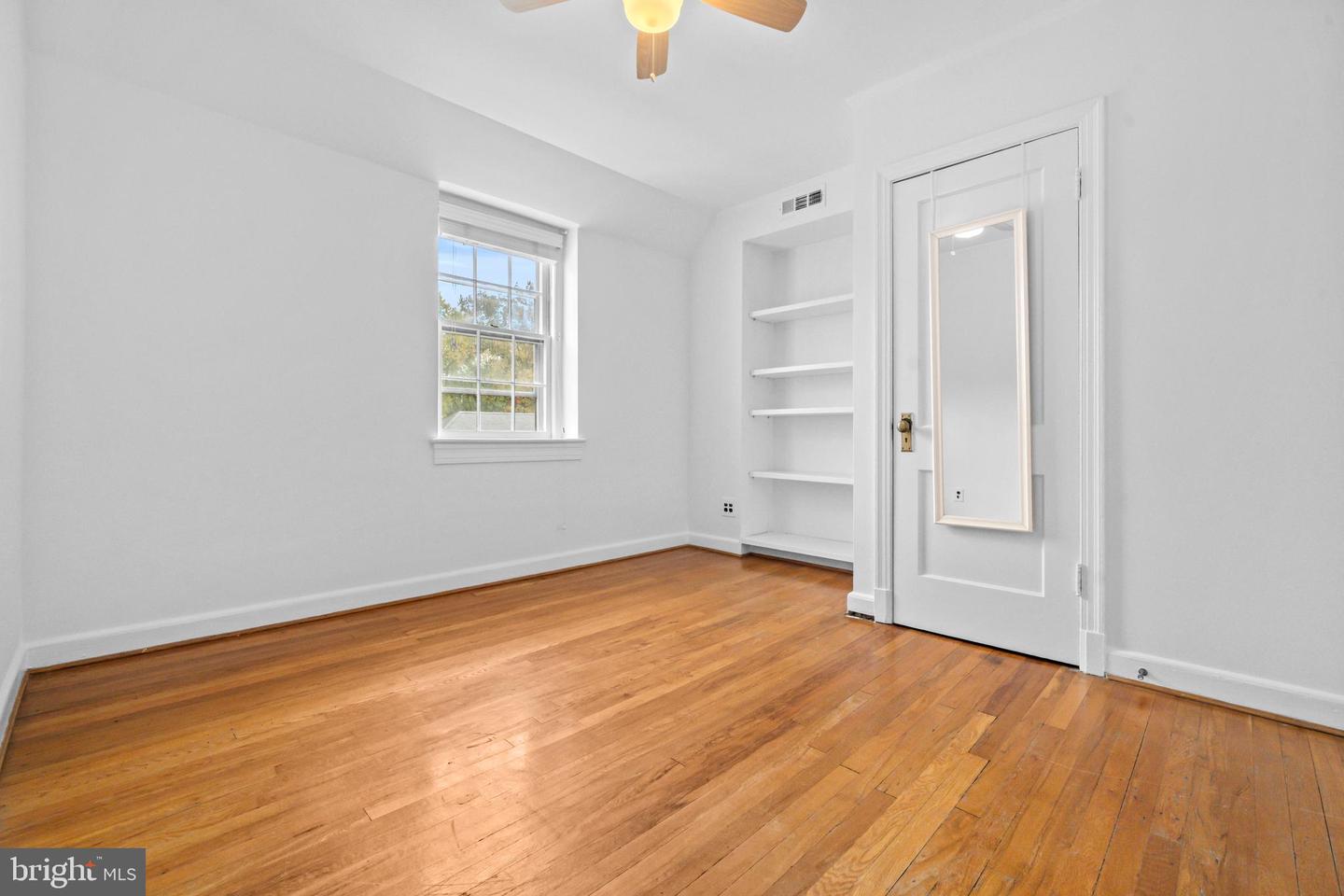 1400 S EDGEWOOD ST S #527, ARLINGTON, Virginia 22204, 2 Bedrooms Bedrooms, ,1 BathroomBathrooms,Residential,For sale,1400 S EDGEWOOD ST S #527,VAAR2065540 MLS # VAAR2065540