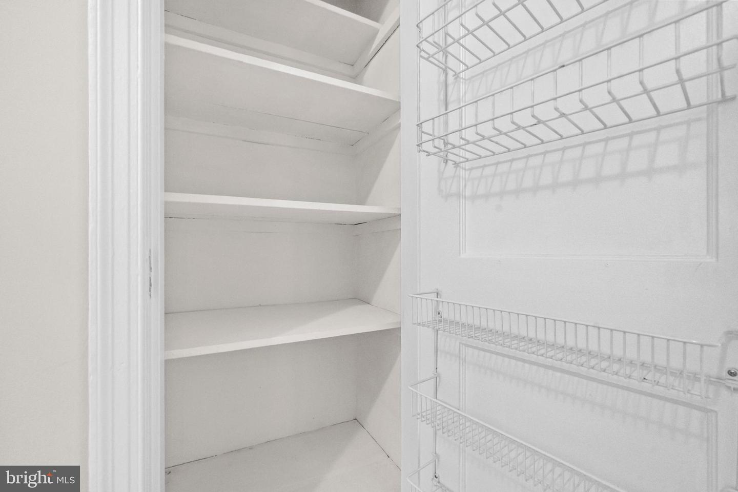 1400 S EDGEWOOD ST S #527, ARLINGTON, Virginia 22204, 2 Bedrooms Bedrooms, ,1 BathroomBathrooms,Residential,For sale,1400 S EDGEWOOD ST S #527,VAAR2065540 MLS # VAAR2065540