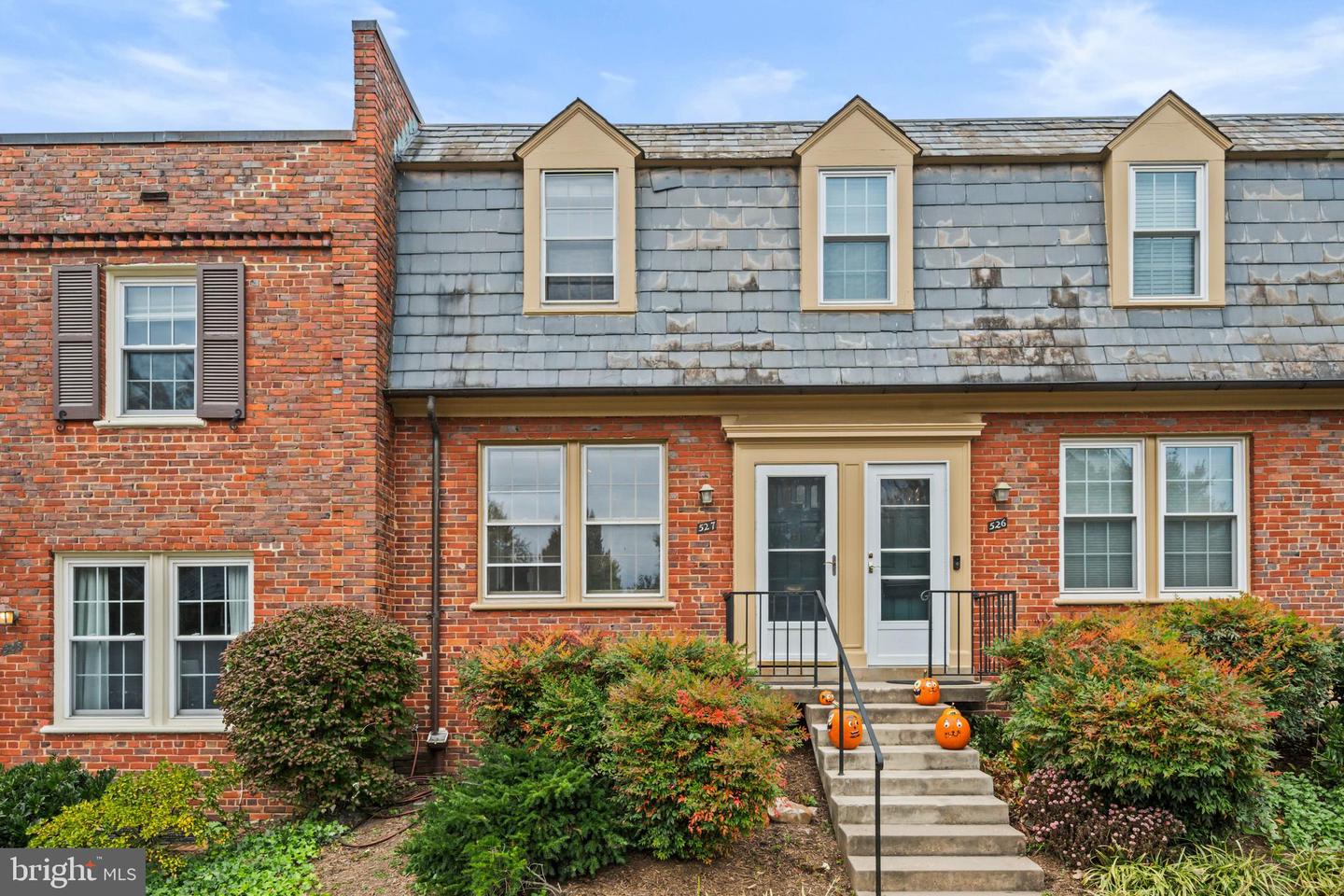 1400 S EDGEWOOD ST S #527, ARLINGTON, Virginia 22204, 2 Bedrooms Bedrooms, ,1 BathroomBathrooms,Residential,For sale,1400 S EDGEWOOD ST S #527,VAAR2065540 MLS # VAAR2065540