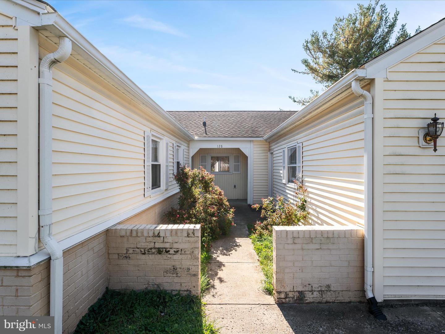 128 LONGCROFT RD, WINCHESTER, Virginia 22602, 3 Bedrooms Bedrooms, ,2 BathroomsBathrooms,Residential,For sale,128 LONGCROFT RD,VAFV2037576 MLS # VAFV2037576