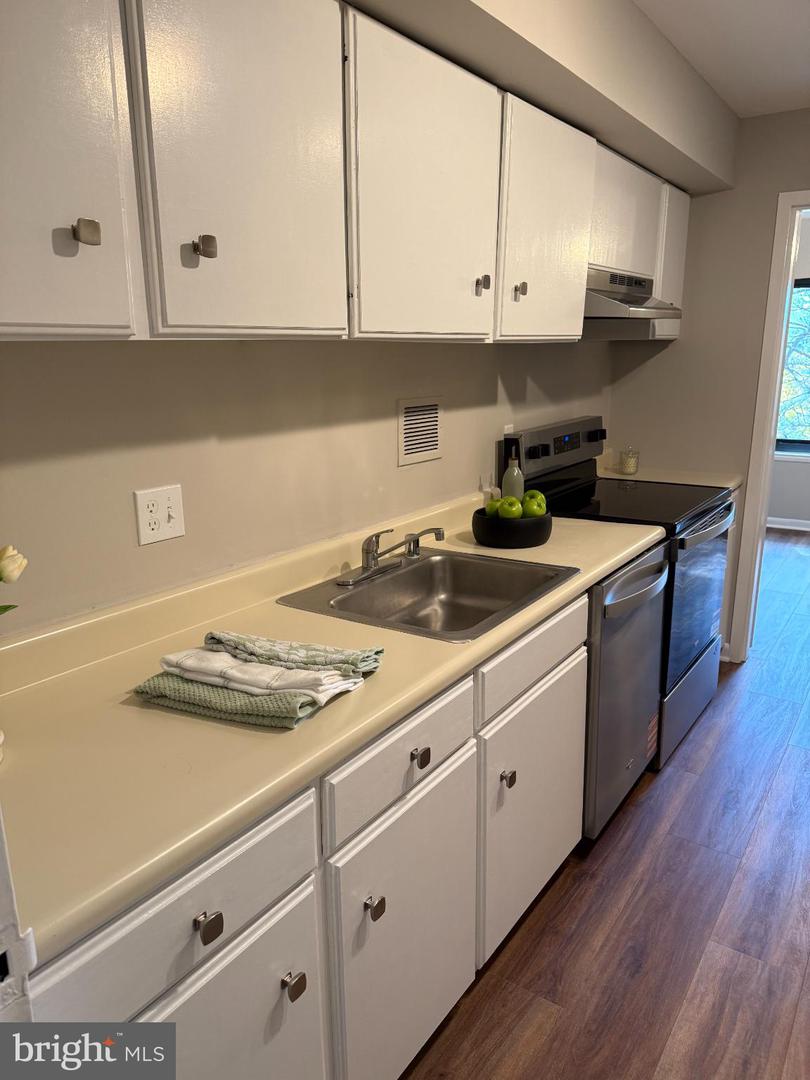 3101 S MANCHESTER ST #415, FALLS CHURCH, Virginia 22044, 2 Bedrooms Bedrooms, ,1 BathroomBathrooms,Residential,For sale,3101 S MANCHESTER ST #415,VAFX2275566 MLS # VAFX2275566