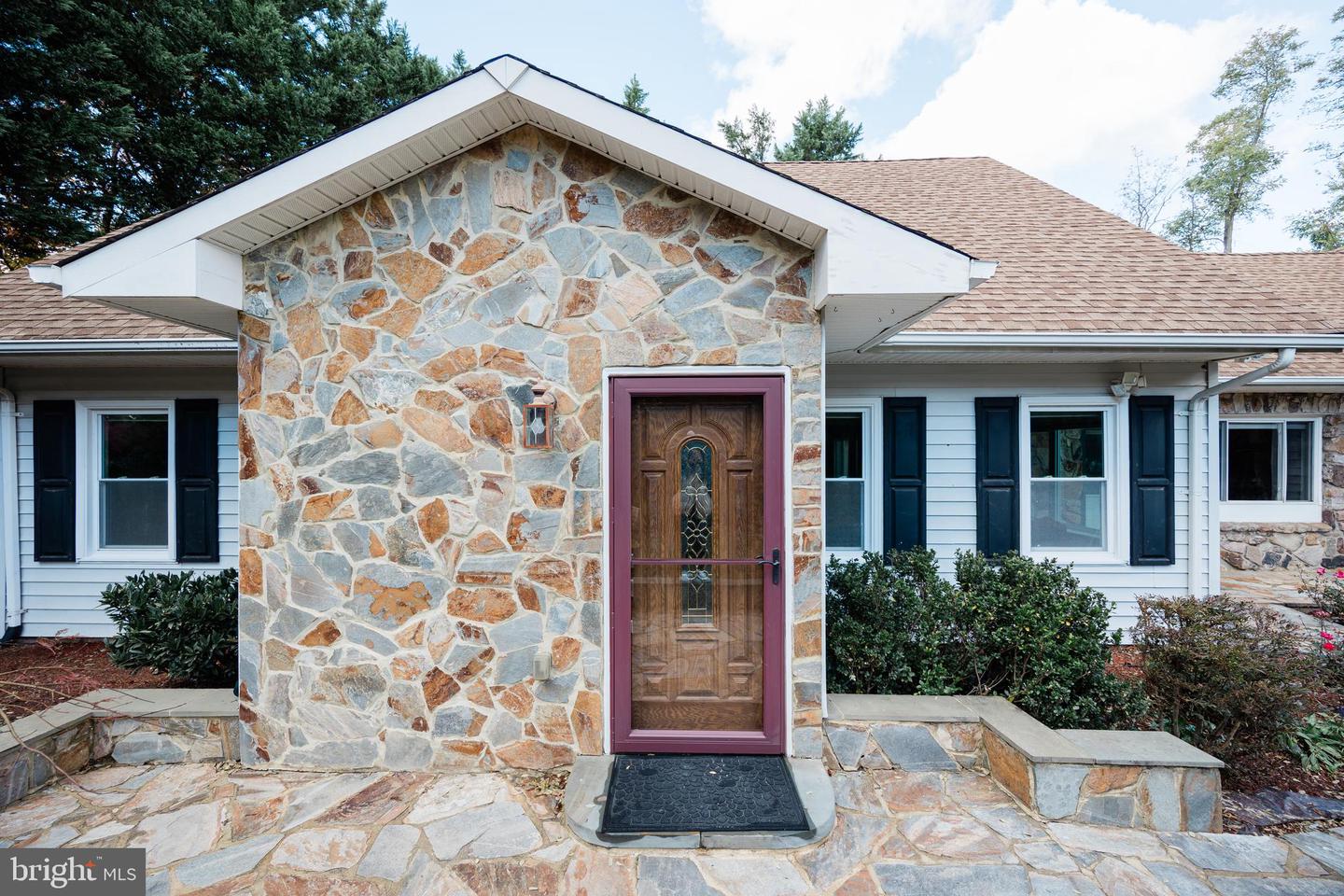 9720 FIVE OAKS RD, FAIRFAX, Virginia 22031, 6 Bedrooms Bedrooms, ,4 BathroomsBathrooms,Residential,For sale,9720 FIVE OAKS RD,VAFX2276348 MLS # VAFX2276348