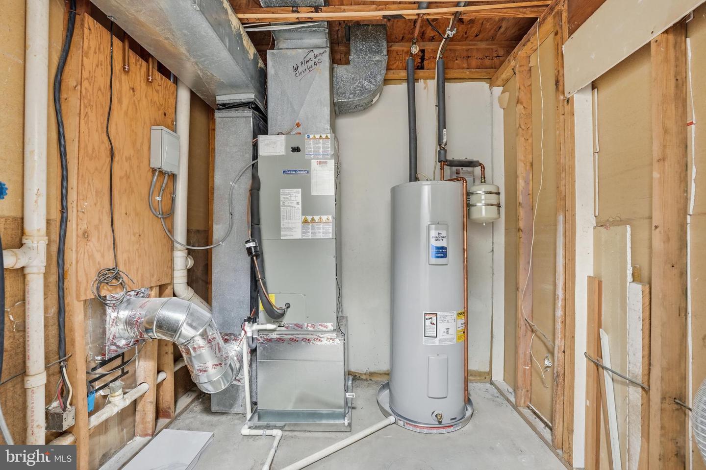 6053 CROWN ROYAL CIR, ALEXANDRIA, Virginia 22310, 3 Bedrooms Bedrooms, 12 Rooms Rooms,2 BathroomsBathrooms,Residential,For sale,6053 CROWN ROYAL CIR,VAFX2276930 MLS # VAFX2276930