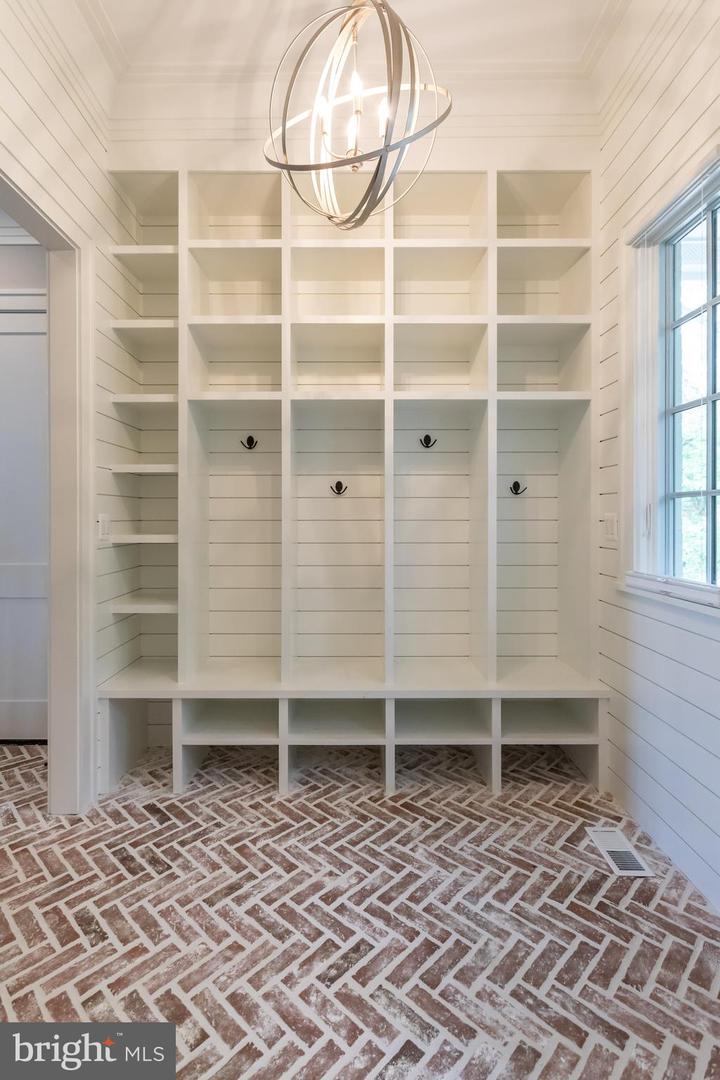 3500 N ABINGDON ST, ARLINGTON, Virginia 22207, 6 Bedrooms Bedrooms, 27 Rooms Rooms,6 BathroomsBathrooms,Residential,For sale,3500 N ABINGDON ST,VAAR2065572 MLS # VAAR2065572