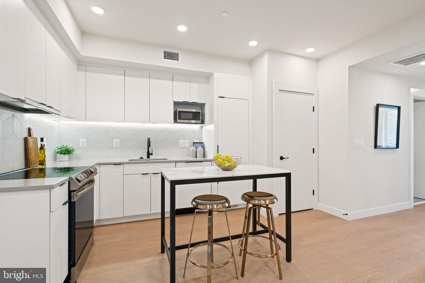 733 8TH ST SE #02, WASHINGTON, District Of Columbia 20003, 2 Bedrooms Bedrooms, ,2 BathroomsBathrooms,Residential,For sale,733 8TH ST SE #02,DCDC2212356 MLS # DCDC2212356