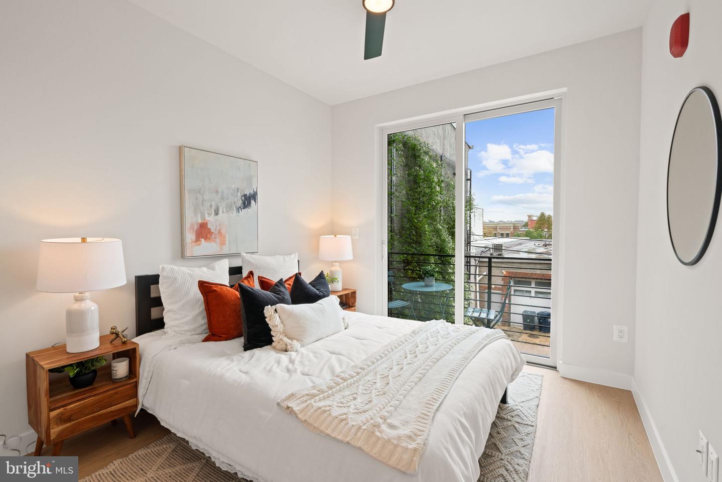 733 8TH ST SE #02, WASHINGTON, District Of Columbia 20003, 2 Bedrooms Bedrooms, ,2 BathroomsBathrooms,Residential,For sale,733 8TH ST SE #02,DCDC2212356 MLS # DCDC2212356