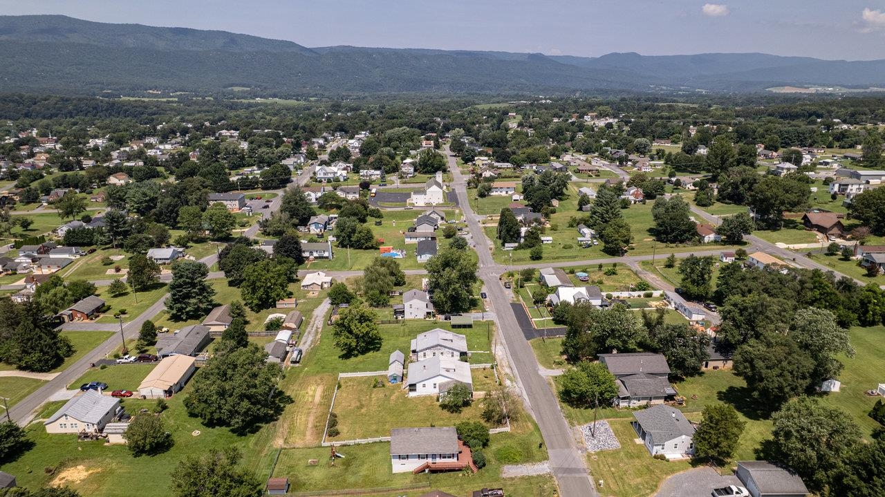 711 EIGHTH ST, SHENANDOAH, Virginia 22849, 2 Bedrooms Bedrooms, ,1 BathroomBathrooms,Residential,711 EIGHTH ST,667373 MLS # 667373