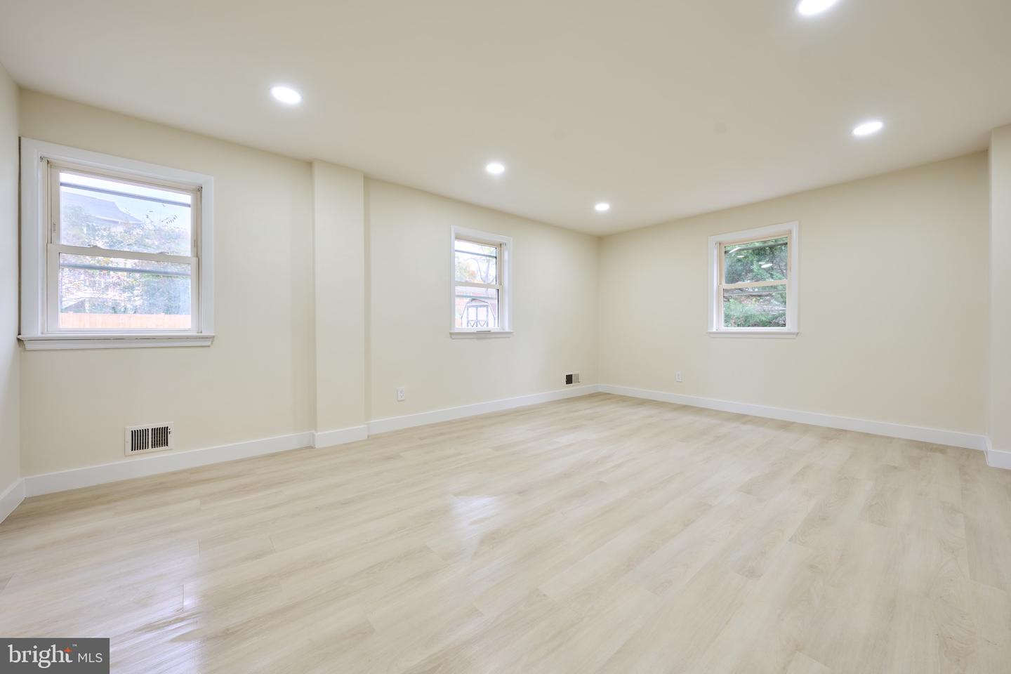 1904 LAMSON PL, MCLEAN, Virginia 22101, 6 Bedrooms Bedrooms, ,4 BathroomsBathrooms,Residential,For sale,1904 LAMSON PL,VAFX2270298 MLS # VAFX2270298