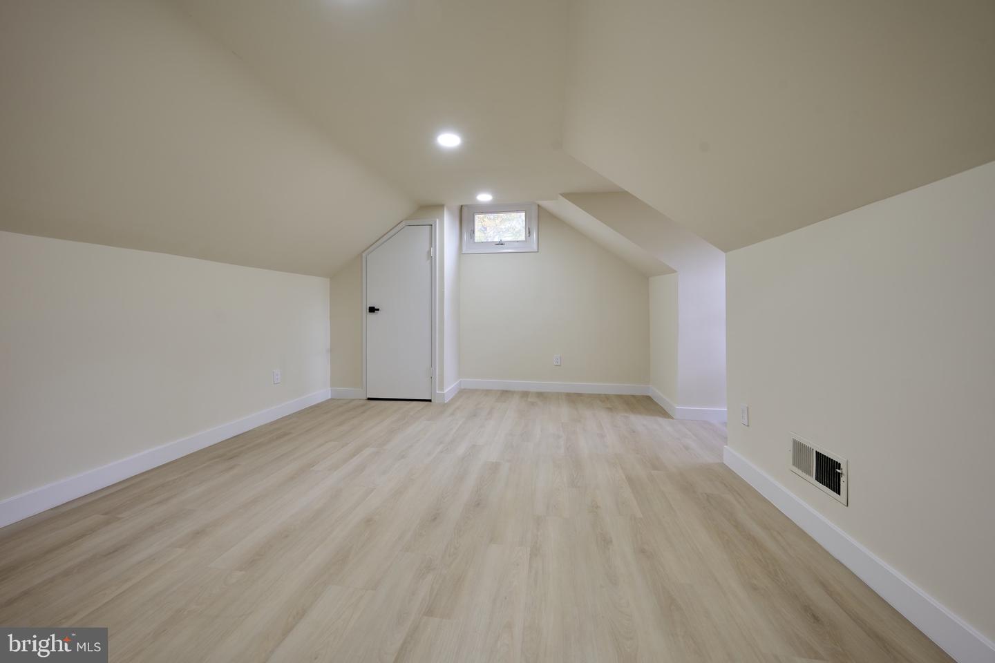 1904 LAMSON PL, MCLEAN, Virginia 22101, 6 Bedrooms Bedrooms, ,4 BathroomsBathrooms,Residential,For sale,1904 LAMSON PL,VAFX2270298 MLS # VAFX2270298