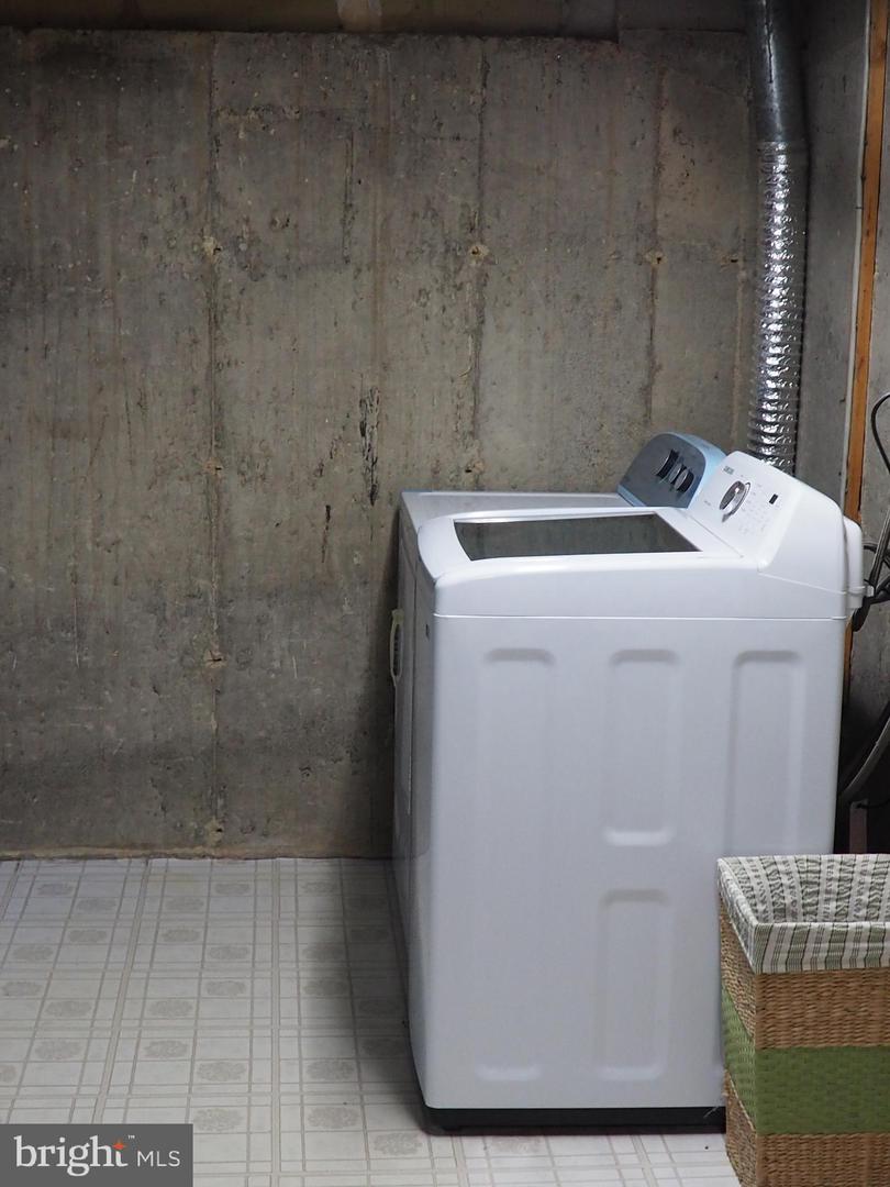 5711 CROWNLEIGH CT, BURKE, Virginia 22015, 3 Bedrooms Bedrooms, ,2 BathroomsBathrooms,Residential,For sale,5711 CROWNLEIGH CT,VAFX2277332 MLS # VAFX2277332