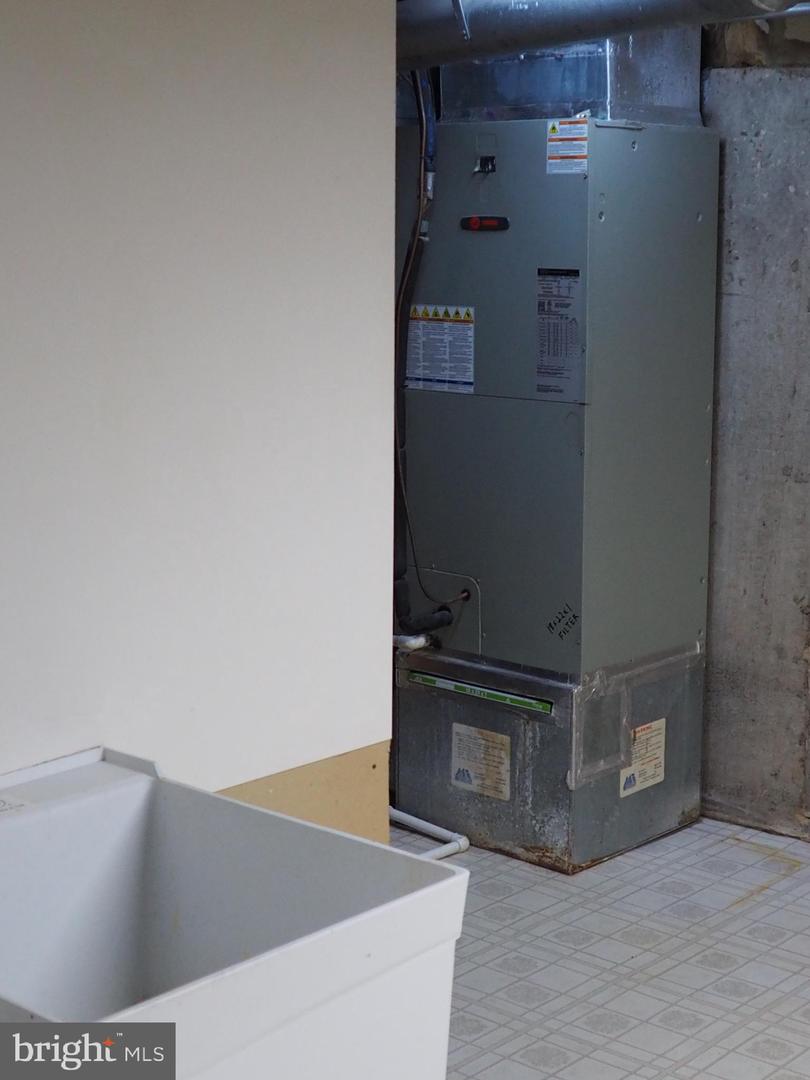 5711 CROWNLEIGH CT, BURKE, Virginia 22015, 3 Bedrooms Bedrooms, ,2 BathroomsBathrooms,Residential,For sale,5711 CROWNLEIGH CT,VAFX2277332 MLS # VAFX2277332