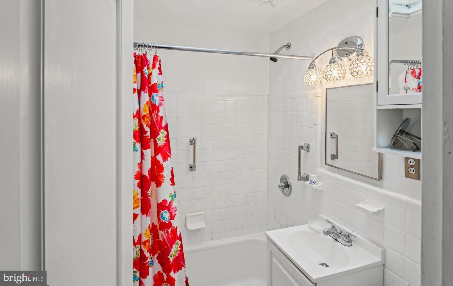 432 19TH ST NE, WASHINGTON, District Of Columbia 20002, 2 Bedrooms Bedrooms, ,1 BathroomBathrooms,Residential,For sale,432 19TH ST NE,DCDC2230050 MLS # DCDC2230050