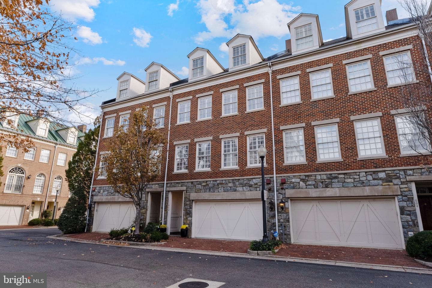 602 FORDS LANDING WAY, ALEXANDRIA, Virginia 22314, 4 Bedrooms Bedrooms, 13 Rooms Rooms,3 BathroomsBathrooms,Residential,For sale,602 FORDS LANDING WAY,VAAX2047984 MLS # VAAX2047984