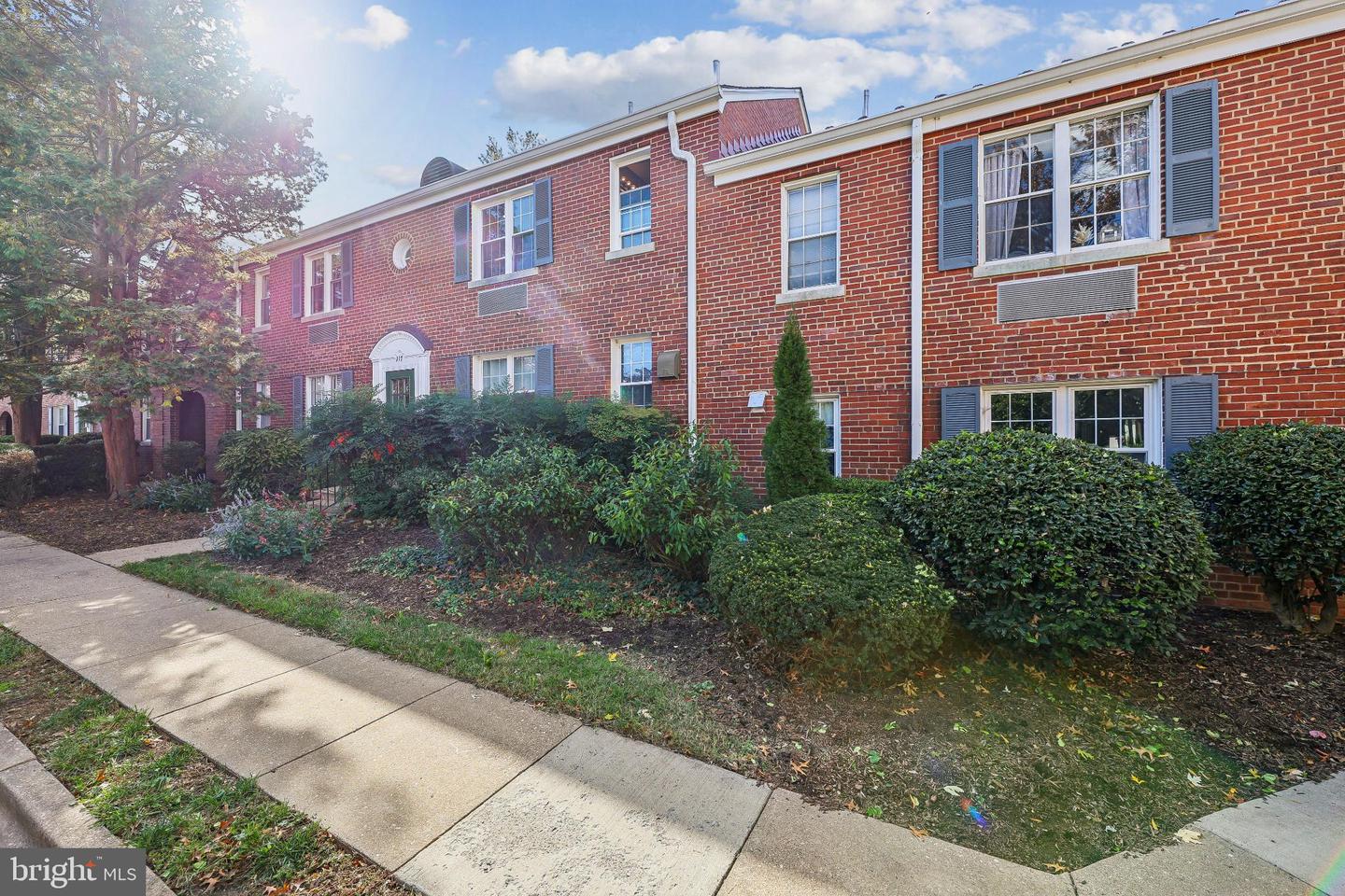 117 E GLEBE RD #B, ALEXANDRIA, Virginia 22305, 2 Bedrooms Bedrooms, 5 Rooms Rooms,1 BathroomBathrooms,Residential,For sale,117 E GLEBE RD #B,VAAX2050870 MLS # VAAX2050870 117 E GLEBE RD #B, ALEXANDRIA, Virginia 22305, 2 Bedrooms Bedrooms, 5 Rooms Rooms,1 BathroomBathrooms,Residential,For sale,117 E GLEBE RD #B,VAAX2050870 MLS # VAAX2050870