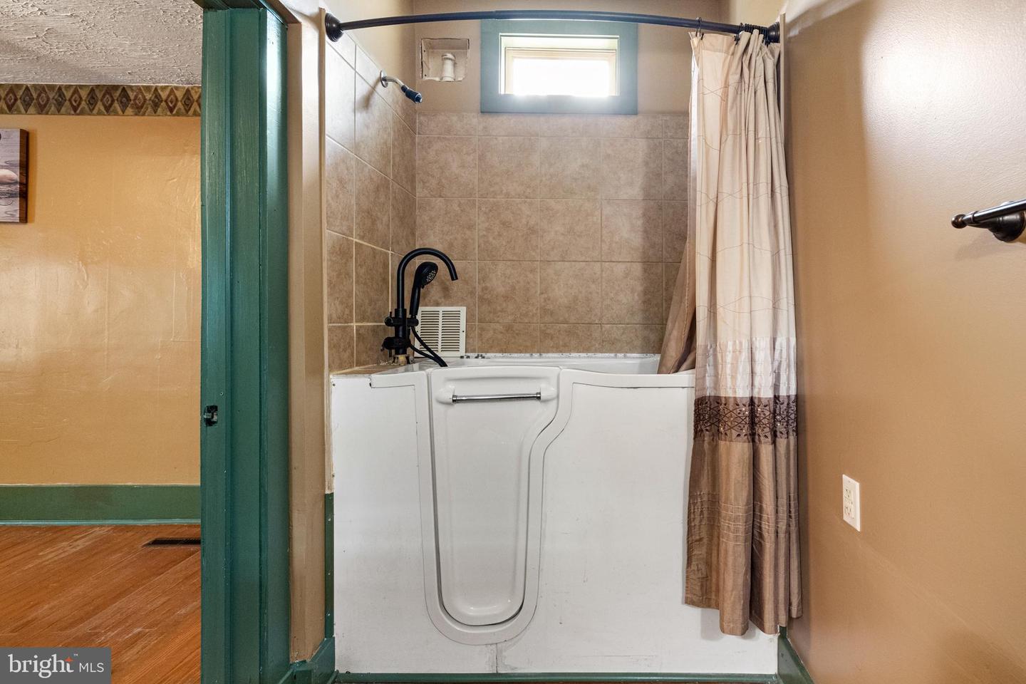 84 GUNN LN, WOODSTOCK, Virginia 22664, 4 Bedrooms Bedrooms, ,2 BathroomsBathrooms,Residential,For sale,84 GUNN LN,VASH2012814 MLS # VASH2012814