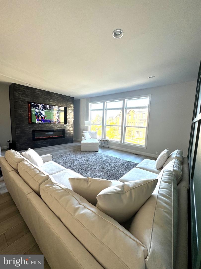 12307 W OAKS DR, FAIRFAX, Virginia 22030, 3 Bedrooms Bedrooms, ,2 BathroomsBathrooms,Residential,For sale,12307 W OAKS DR,VAFX2275304 MLS # VAFX2275304