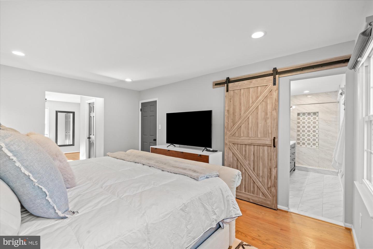 934 HARRIMAN ST, GREAT FALLS, Virginia 22066, 4 Bedrooms Bedrooms, 7 Rooms Rooms,3 BathroomsBathrooms,Residential,For sale,934 HARRIMAN ST,VAFX2276676 MLS # VAFX2276676