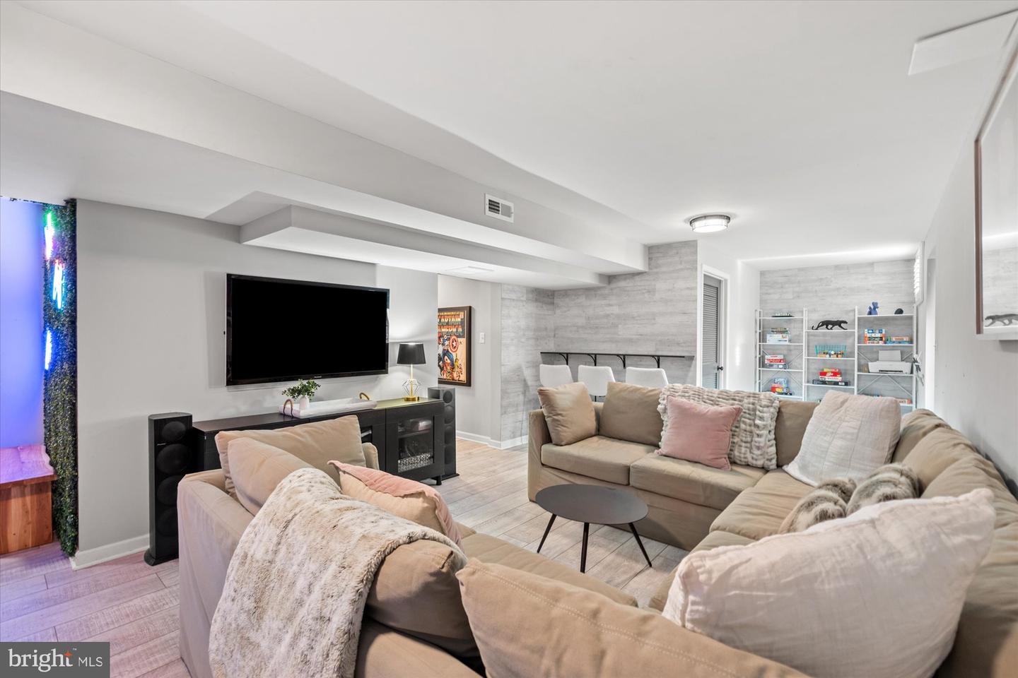 934 HARRIMAN ST, GREAT FALLS, Virginia 22066, 4 Bedrooms Bedrooms, 7 Rooms Rooms,3 BathroomsBathrooms,Residential,For sale,934 HARRIMAN ST,VAFX2276676 MLS # VAFX2276676