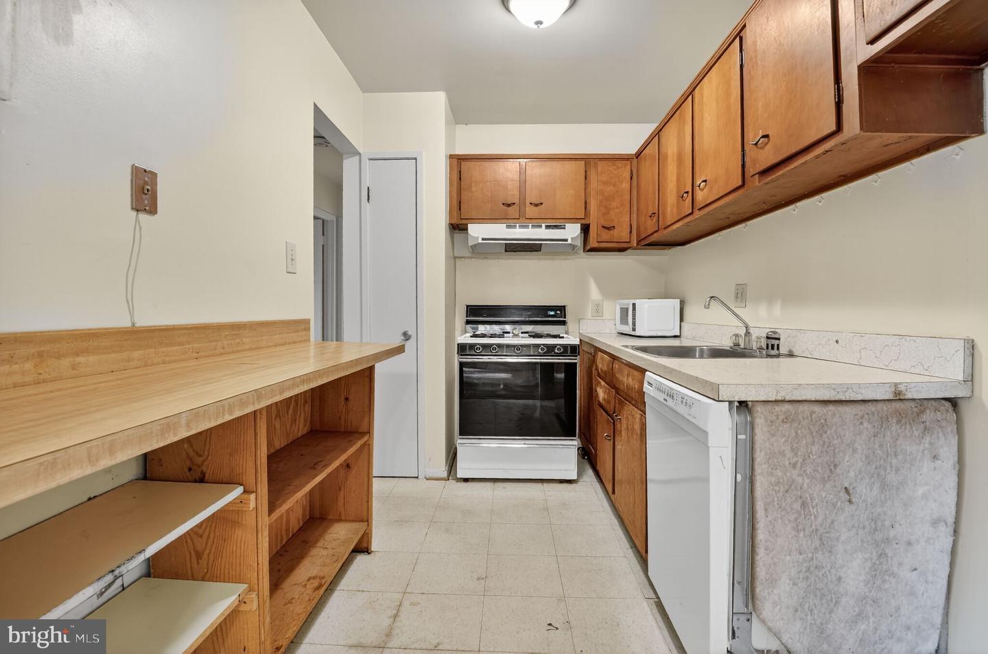 10171 FAIR WOODS DR #301, FAIRFAX, Virginia 22030, 2 Bedrooms Bedrooms, ,1 BathroomBathrooms,Residential,For sale,10171 FAIR WOODS DR #301,VAFC2007270 MLS # VAFC2007270 10171 FAIR WOODS DR #301, FAIRFAX, Virginia 22030, 2 Bedrooms Bedrooms, ,1 BathroomBathrooms,Residential,For sale,10171 FAIR WOODS DR #301,VAFC2007270 MLS # VAFC2007270