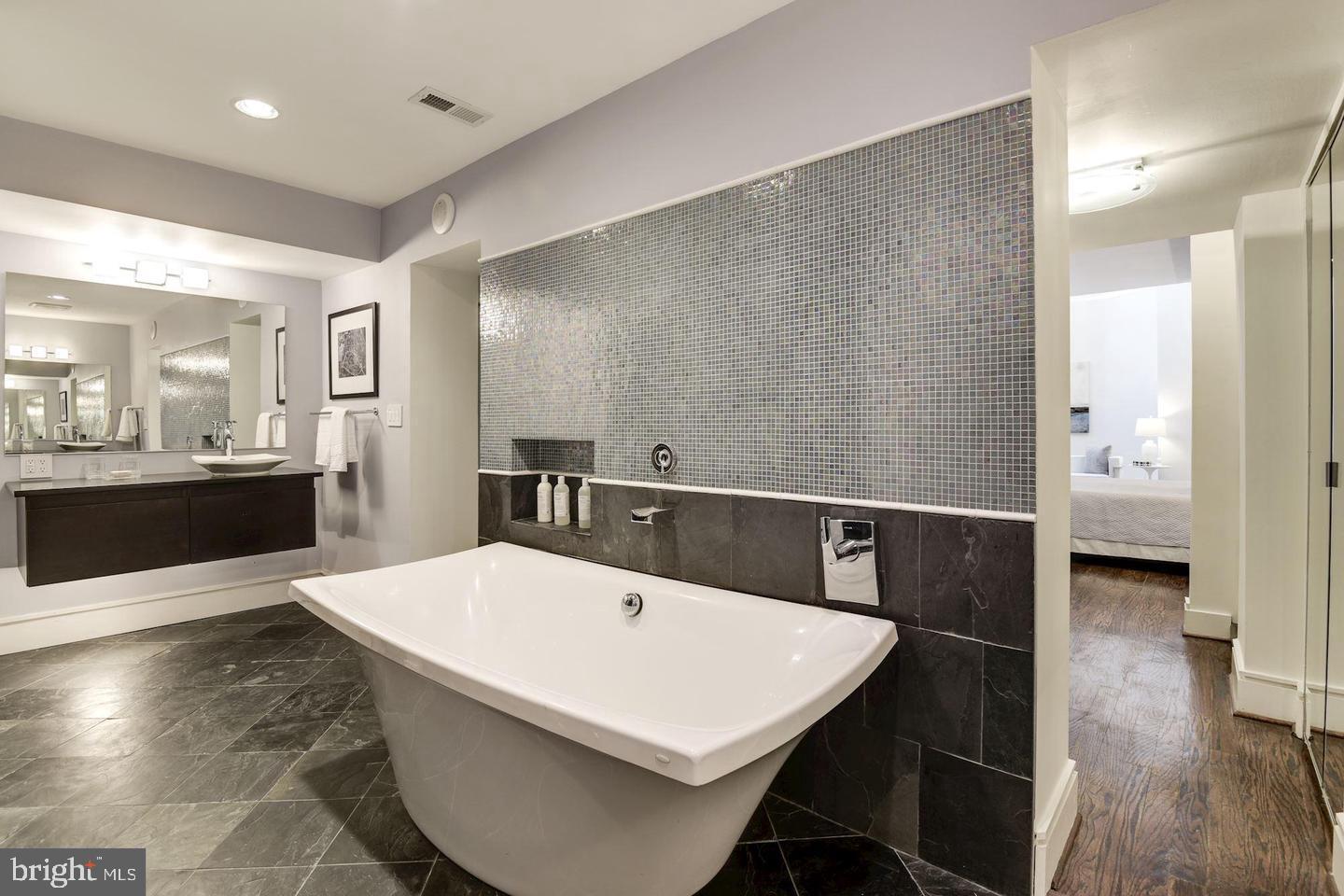 1715 15TH ST NW #5, WASHINGTON, District Of Columbia 20009, 2 Bedrooms Bedrooms, ,2 BathroomsBathrooms,Residential,For sale,1715 15TH ST NW #5,DCDC2229914 MLS # DCDC2229914