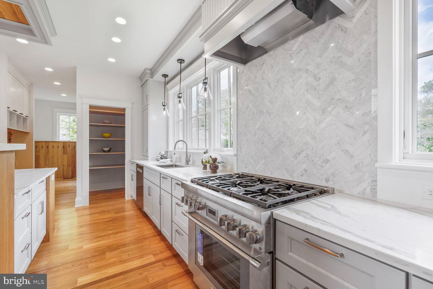 605 HILLTOP TER, ALEXANDRIA, Virginia 22301, 6 Bedrooms Bedrooms, ,5 BathroomsBathrooms,Residential,For sale,605 HILLTOP TER,VAAX2045750 MLS # VAAX2045750