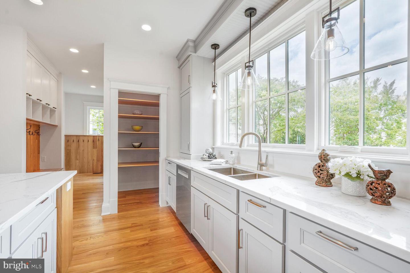 605 HILLTOP TER, ALEXANDRIA, Virginia 22301, 6 Bedrooms Bedrooms, ,5 BathroomsBathrooms,Residential,For sale,605 HILLTOP TER,VAAX2045750 MLS # VAAX2045750