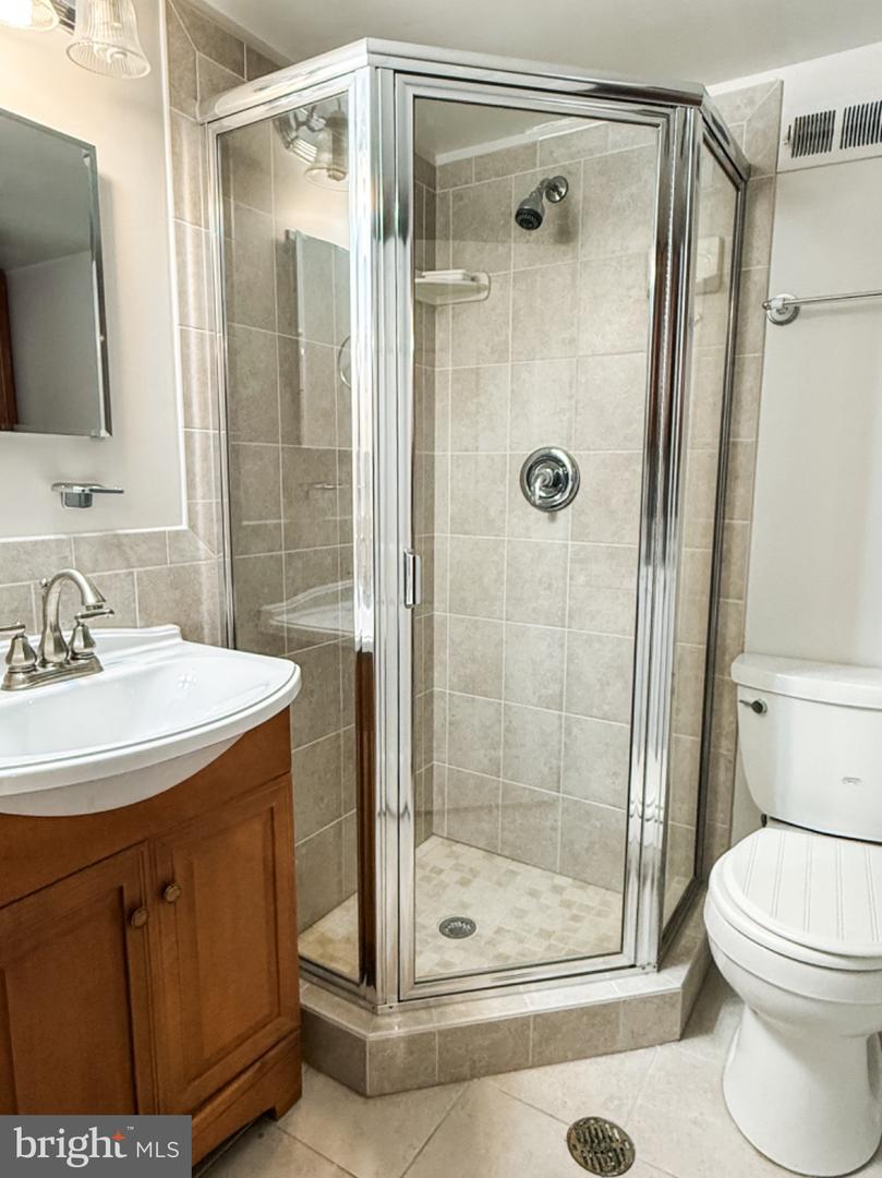 4671 36TH ST S #A, ARLINGTON, Virginia 22206, 2 Bedrooms Bedrooms, 9 Rooms Rooms,2 BathroomsBathrooms,Residential,For sale,4671 36TH ST S #A,VAAR2065638 MLS # VAAR2065638