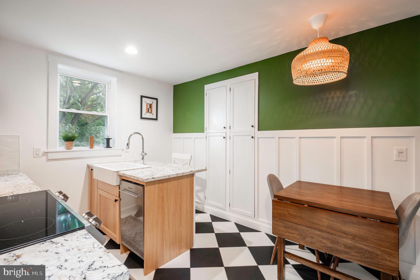 2444 S OAKLAND ST, ARLINGTON, Virginia 22206, 2 Bedrooms Bedrooms, ,2 BathroomsBathrooms,Residential,For sale,2444 S OAKLAND ST,VAAR2062104 MLS # VAAR2062104