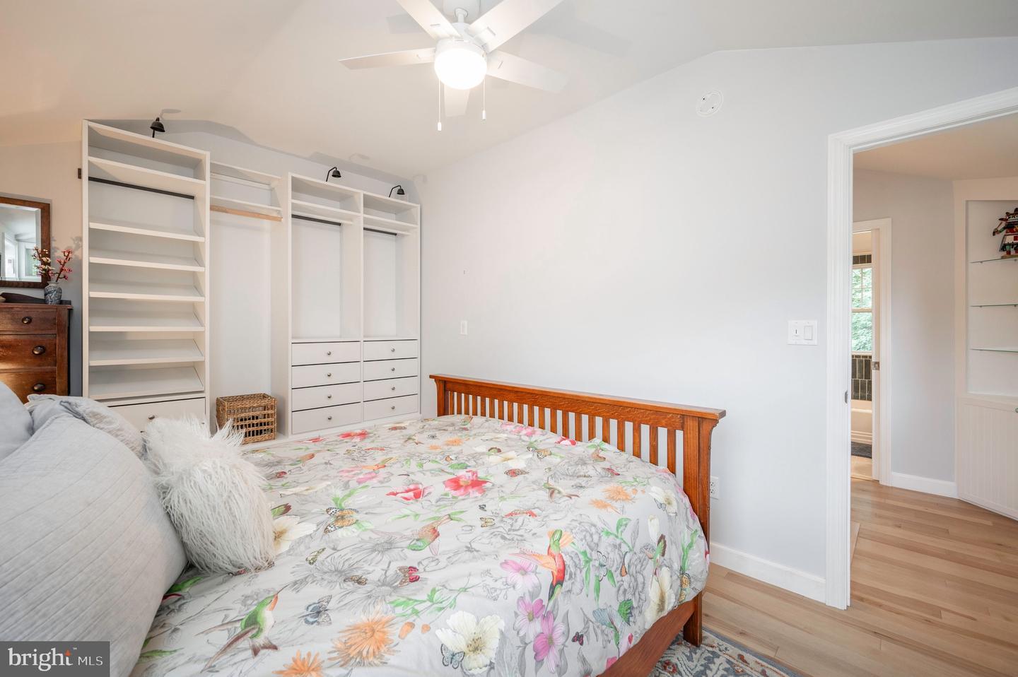 2444 S OAKLAND ST, ARLINGTON, Virginia 22206, 2 Bedrooms Bedrooms, ,2 BathroomsBathrooms,Residential,For sale,2444 S OAKLAND ST,VAAR2062104 MLS # VAAR2062104