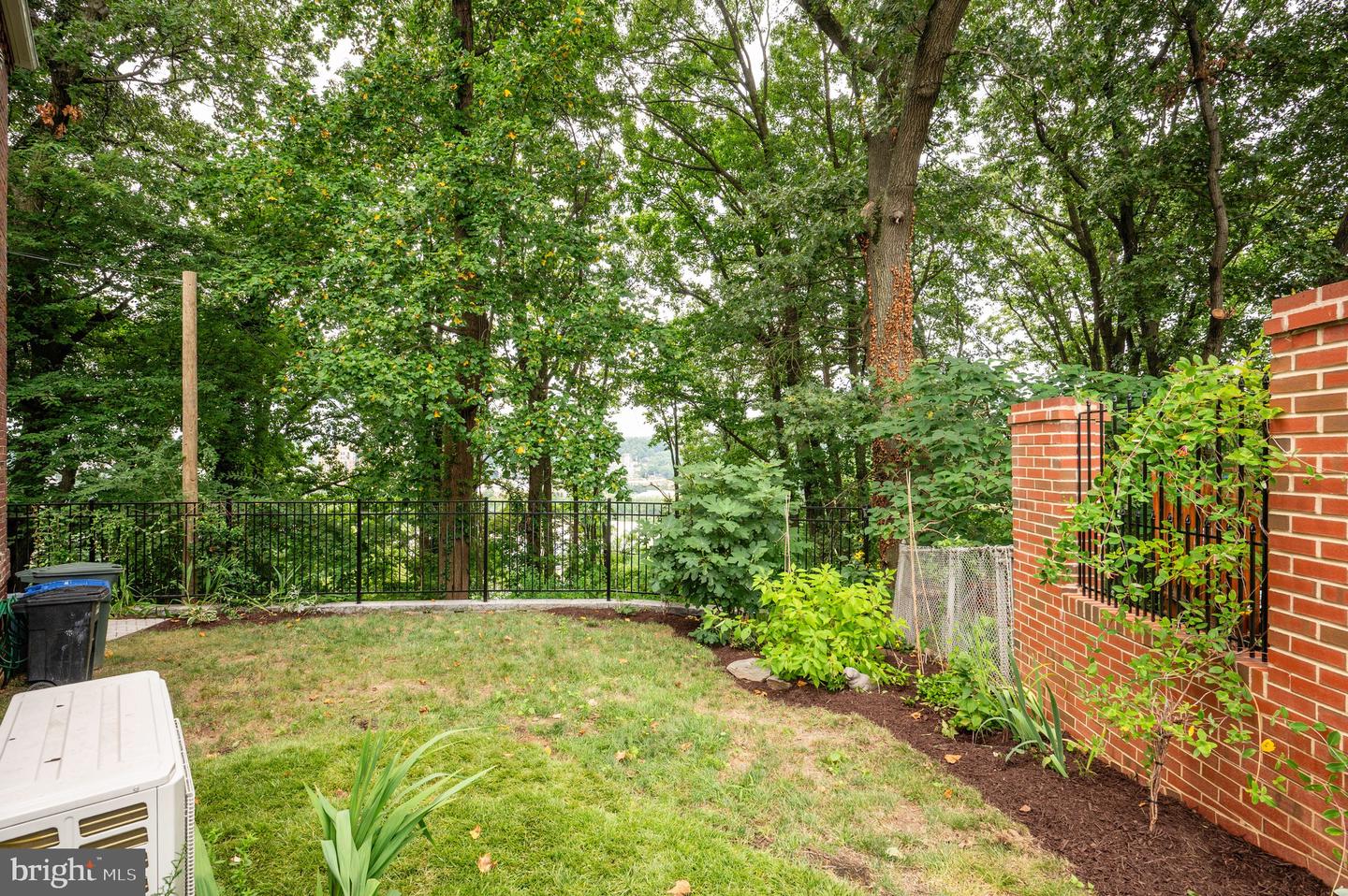 2444 S OAKLAND ST, ARLINGTON, Virginia 22206, 2 Bedrooms Bedrooms, ,2 BathroomsBathrooms,Residential,For sale,2444 S OAKLAND ST,VAAR2062104 MLS # VAAR2062104