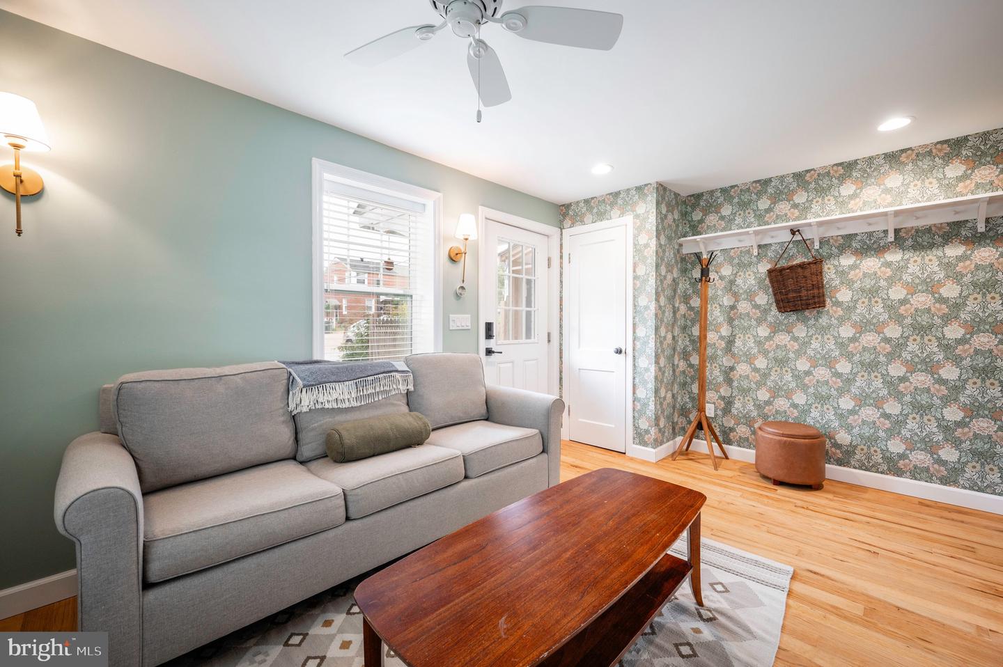 2444 S OAKLAND ST, ARLINGTON, Virginia 22206, 2 Bedrooms Bedrooms, ,2 BathroomsBathrooms,Residential,For sale,2444 S OAKLAND ST,VAAR2062104 MLS # VAAR2062104