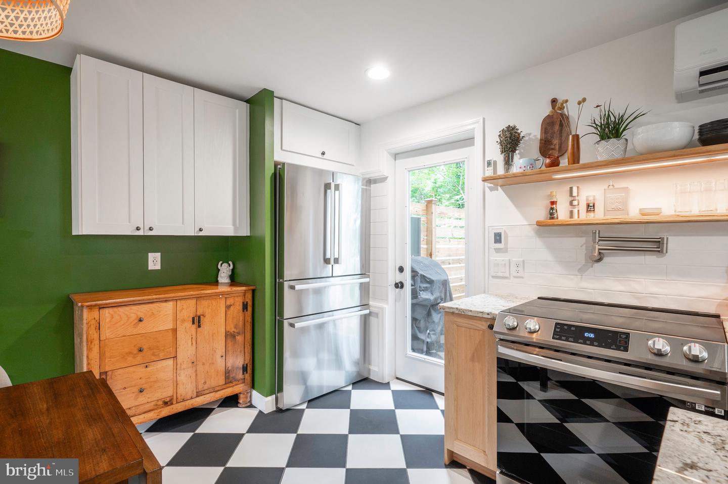 2444 S OAKLAND ST, ARLINGTON, Virginia 22206, 2 Bedrooms Bedrooms, ,2 BathroomsBathrooms,Residential,For sale,2444 S OAKLAND ST,VAAR2062104 MLS # VAAR2062104