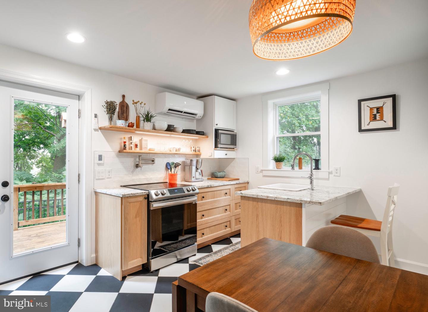 2444 S OAKLAND ST, ARLINGTON, Virginia 22206, 2 Bedrooms Bedrooms, ,2 BathroomsBathrooms,Residential,For sale,2444 S OAKLAND ST,VAAR2062104 MLS # VAAR2062104