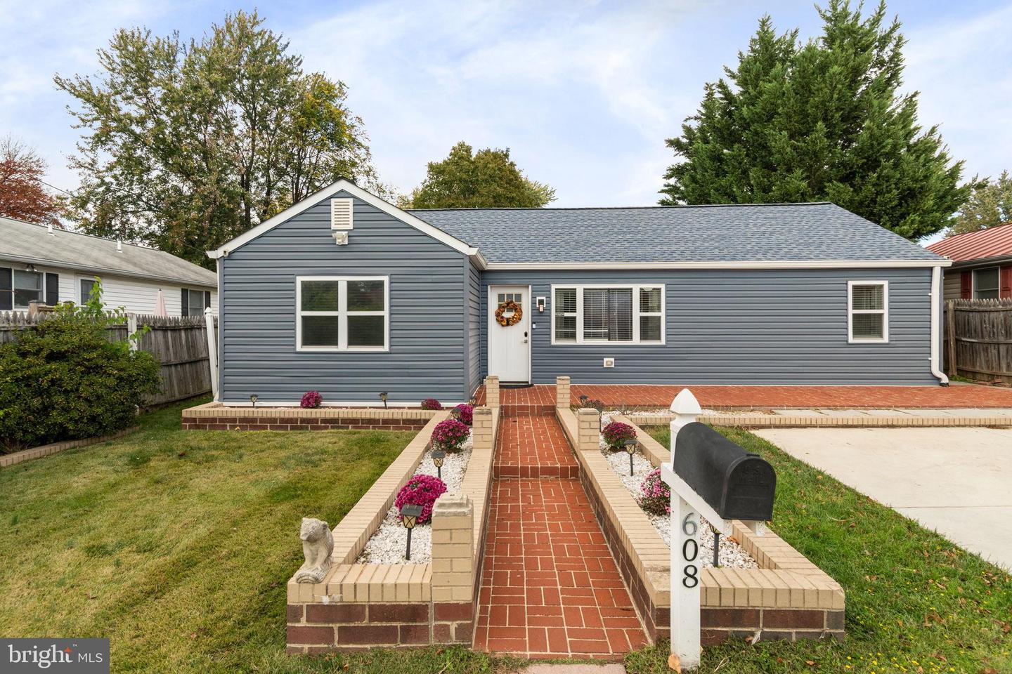 608 NE BLUE RIDGE AVE NE, LEESBURG, Virginia 20176, 4 Bedrooms Bedrooms, 10 Rooms Rooms,2 BathroomsBathrooms,Residential,For sale,608 NE BLUE RIDGE AVE NE,VALO2109400 MLS # VALO2109400