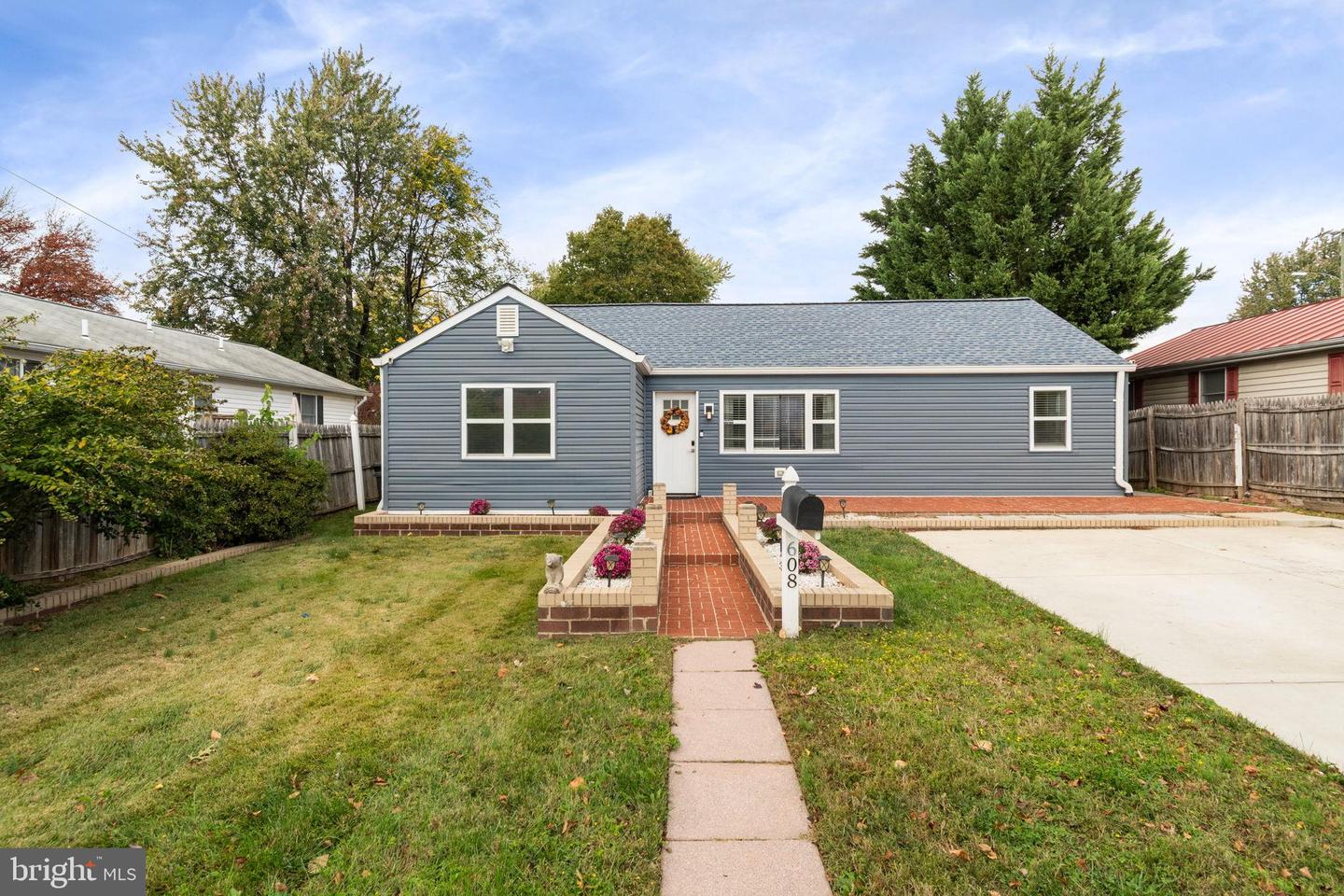 608 NE BLUE RIDGE AVE NE, LEESBURG, Virginia 20176, 4 Bedrooms Bedrooms, 10 Rooms Rooms,2 BathroomsBathrooms,Residential,For sale,608 NE BLUE RIDGE AVE NE,VALO2109400 MLS # VALO2109400