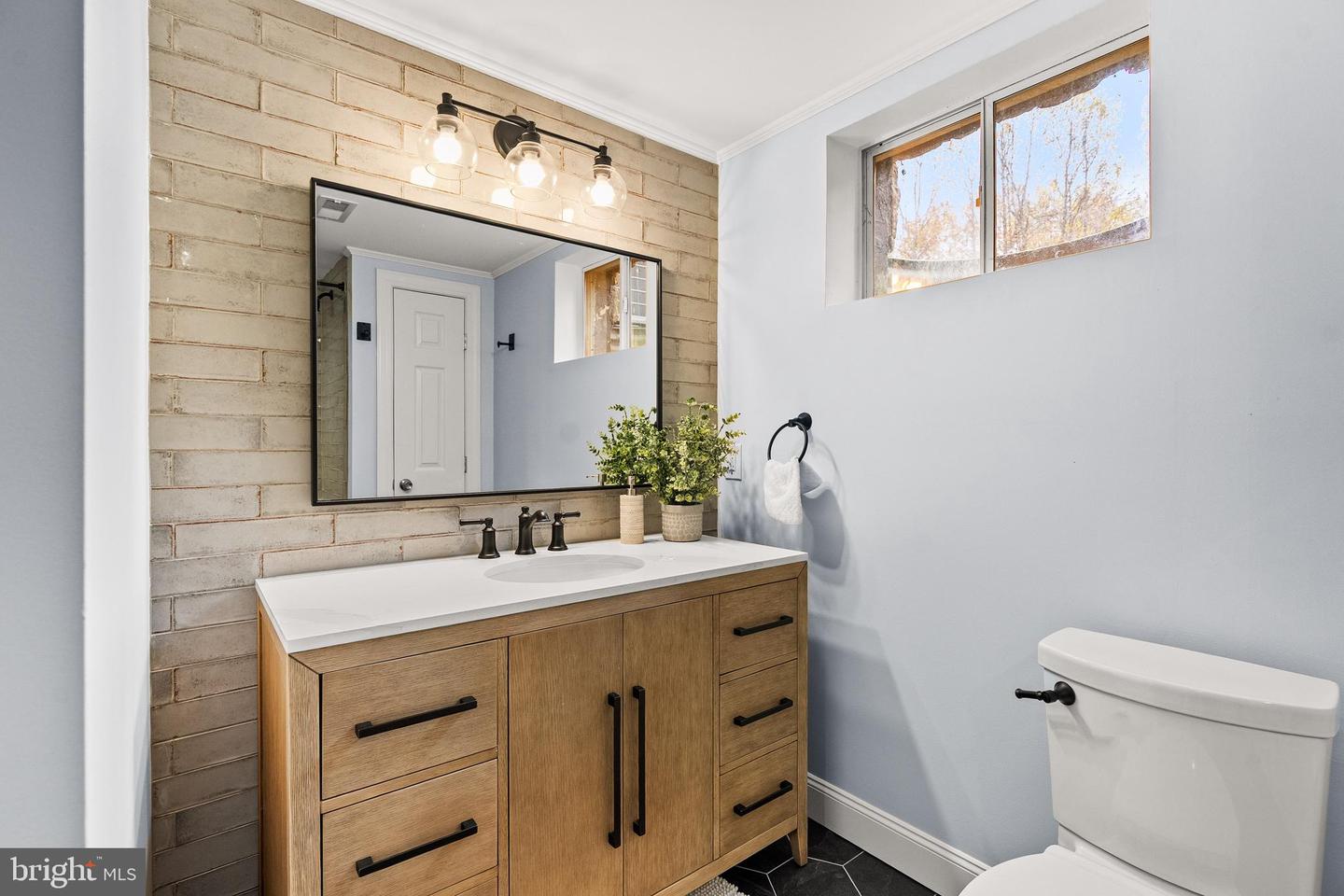 19488 BLUERIDGE MOUNTAIN RD, BLUEMONT, Virginia 20135, 3 Bedrooms Bedrooms, ,3 BathroomsBathrooms,Residential,For sale,19488 BLUERIDGE MOUNTAIN RD,VACL2006188 MLS # VACL2006188