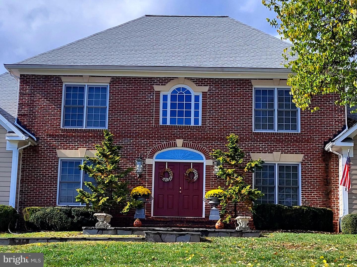 1 AYR ST SW, LEESBURG, Virginia 20175, 4 Bedrooms Bedrooms, ,4 BathroomsBathrooms,Residential,For sale,1 AYR ST SW,VALO2110320 MLS # VALO2110320