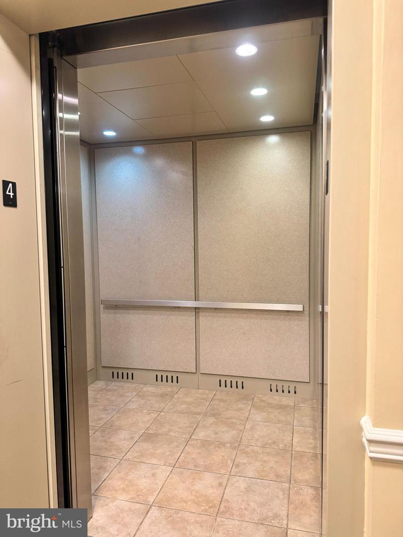 9202 CHARLESTON DR #405, MANASSAS, Virginia 20110, 2 Bedrooms Bedrooms, ,2 BathroomsBathrooms,Residential,For sale,9202 CHARLESTON DR #405,VAMN2009108 MLS # VAMN2009108