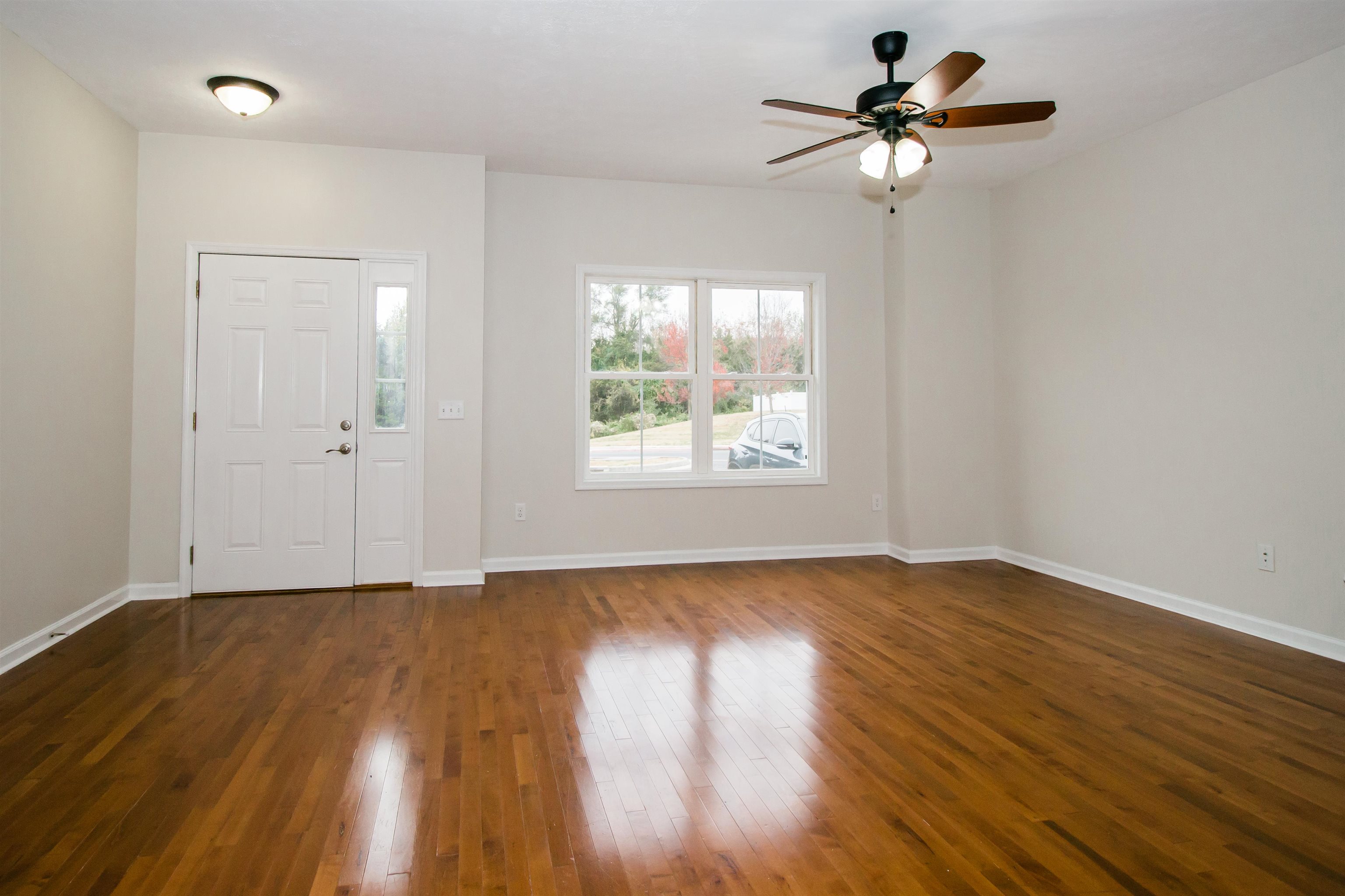 *9' Ceilings *hardwood floors *ceiling fan *9' Ceilings *hardwood floors *ceiling fan