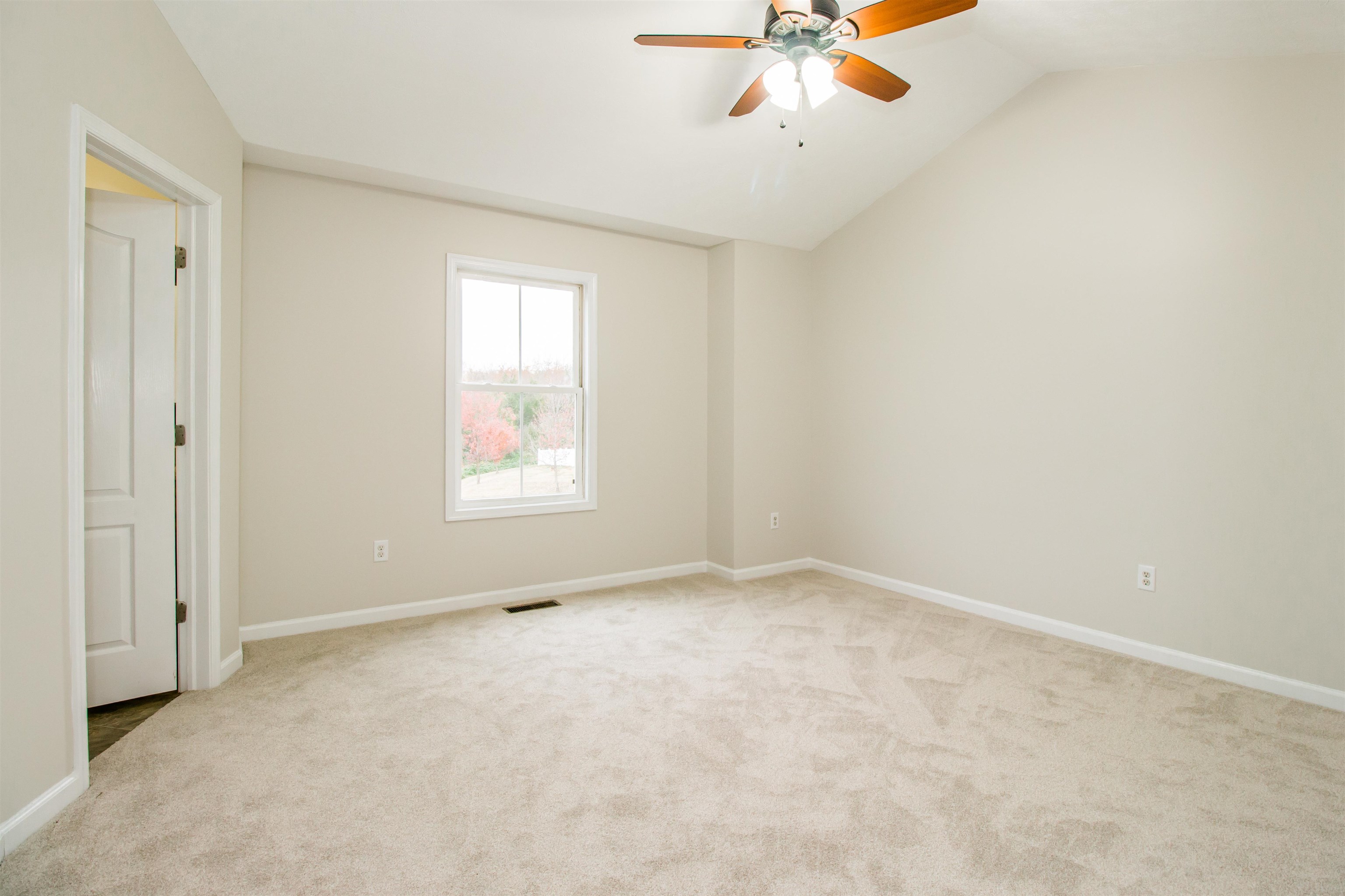 *Cathedral ceiling *new carpet *ceiling fan *Cathedral ceiling *new carpet *ceiling fan