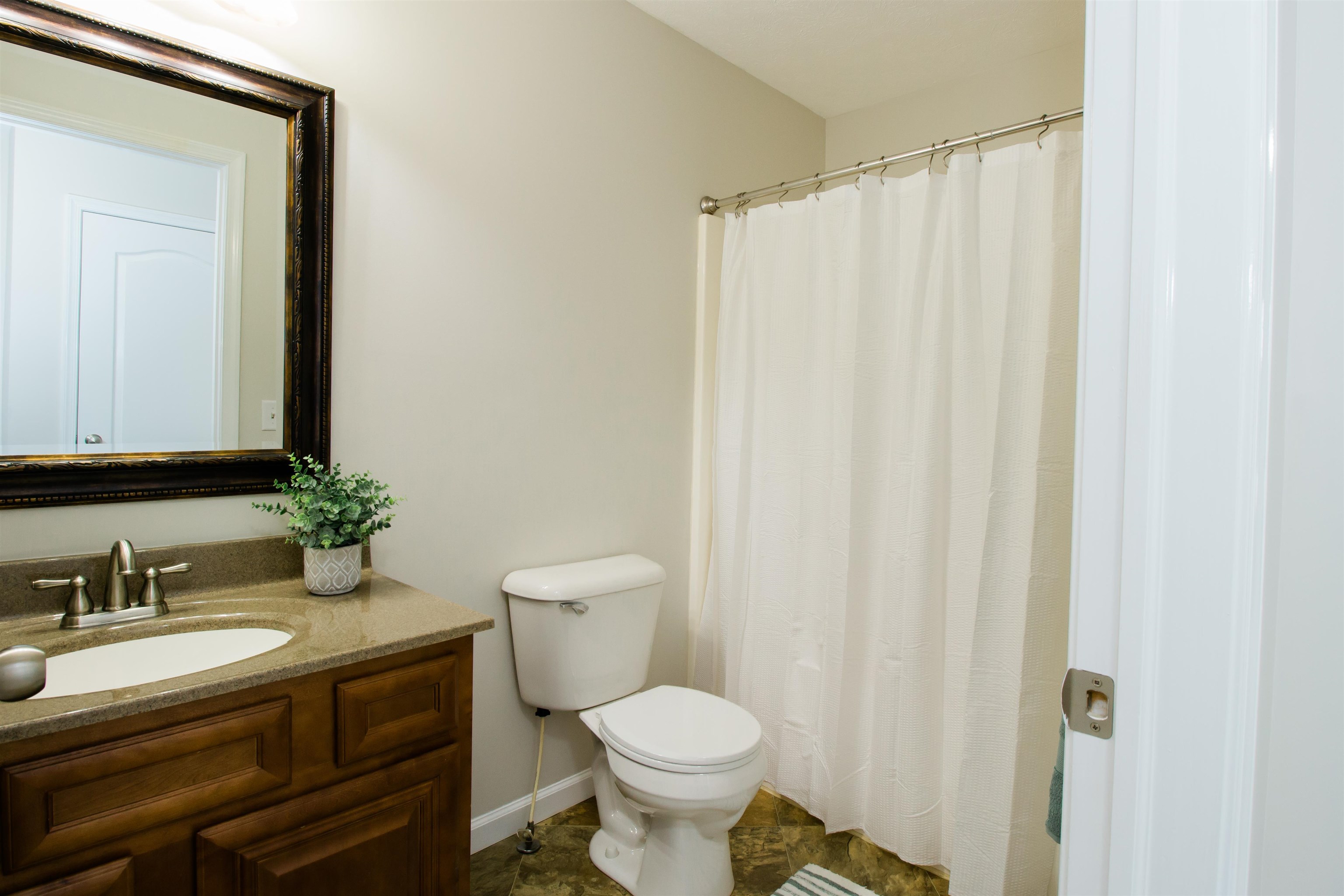 *Single sink *tub/shower combo *vinyl flooring *Single sink *tub/shower combo *vinyl flooring
