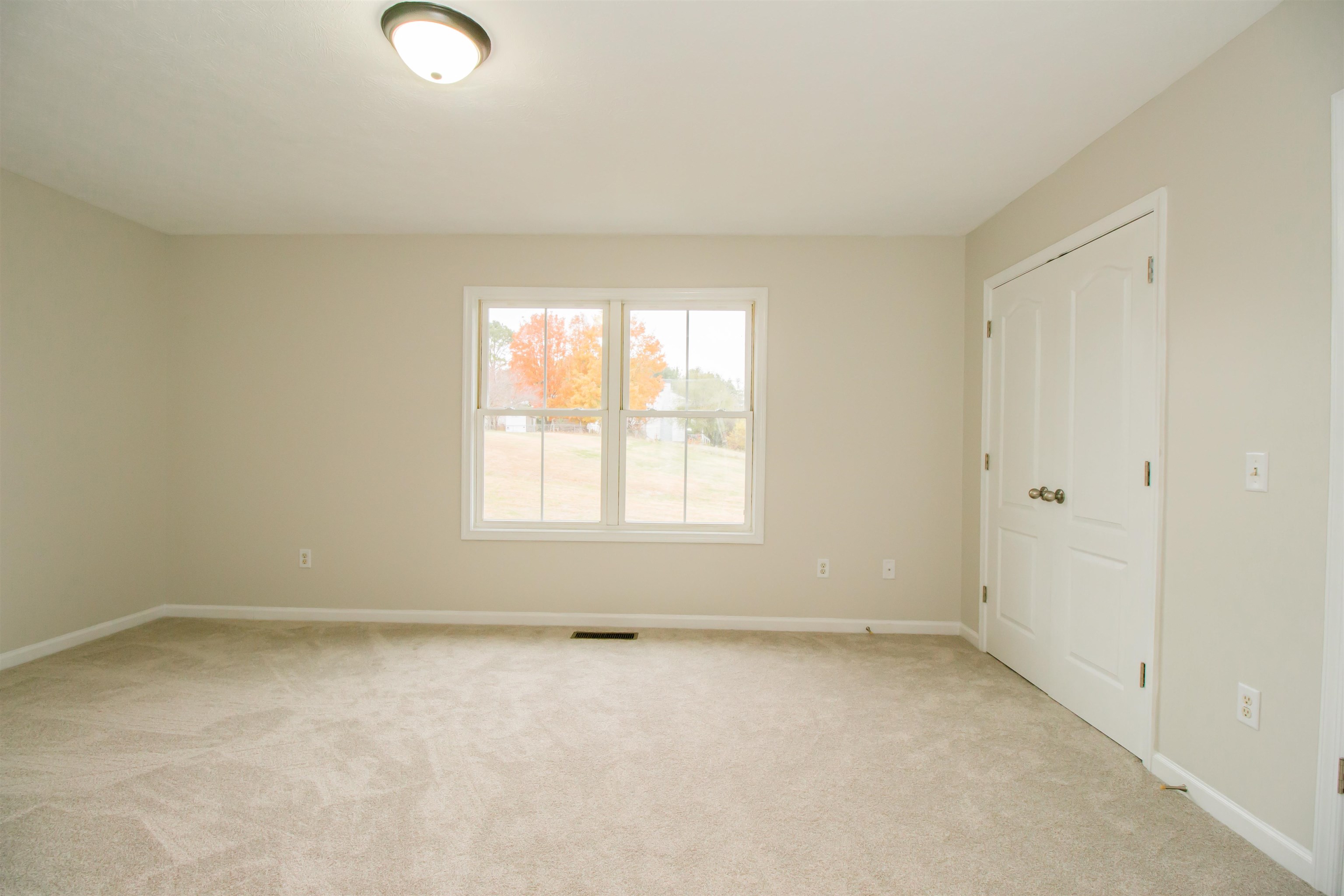 *Huge bedroom *full wall of closet space *new carpet *Huge bedroom *full wall of closet space *new carpet