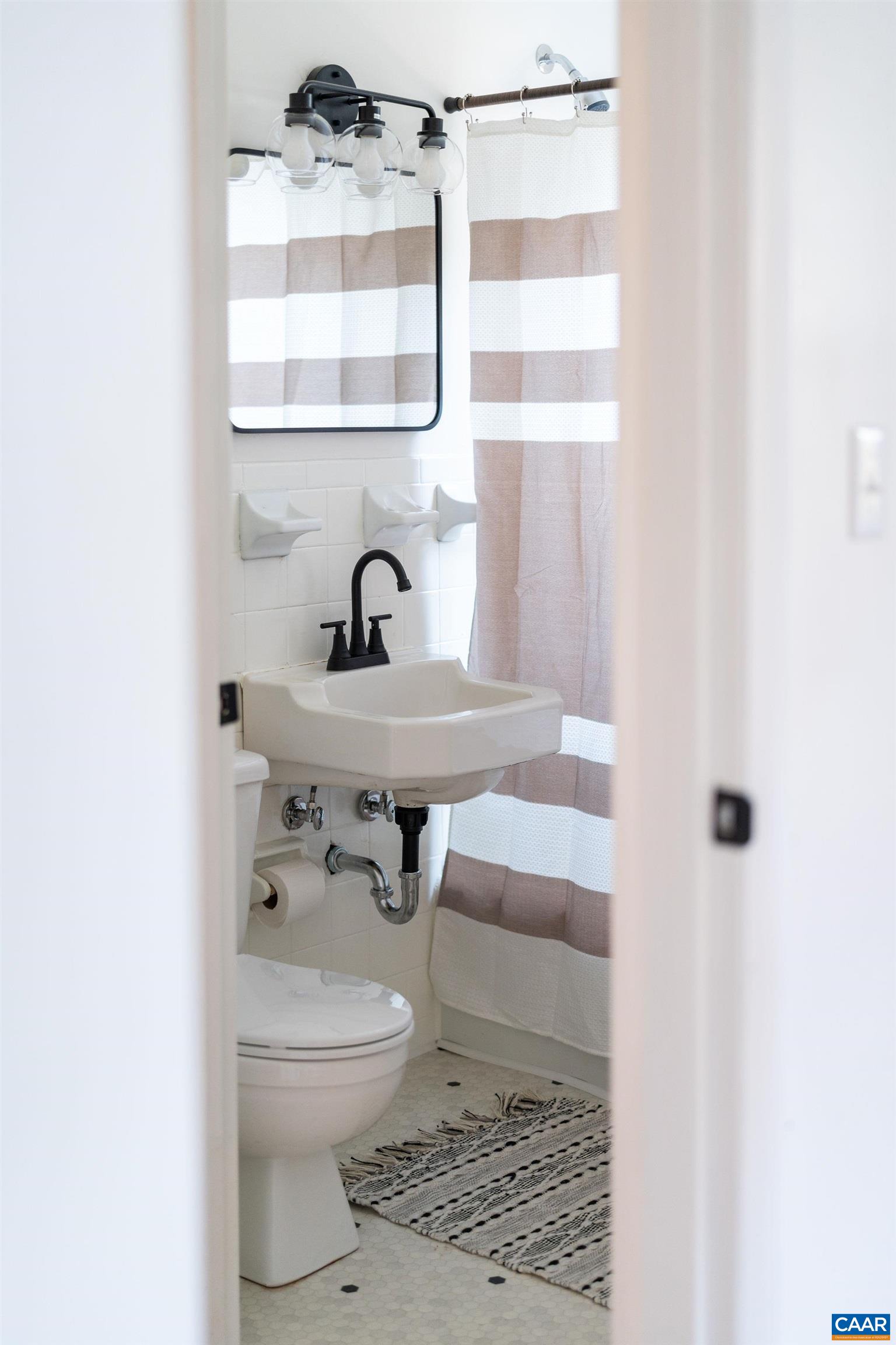 2418 W BEVERLEY ST, STAUNTON, Virginia 24401, 3 Bedrooms Bedrooms, ,1 BathroomBathrooms,Residential,2418 W BEVERLEY ST,670712 MLS # 670712