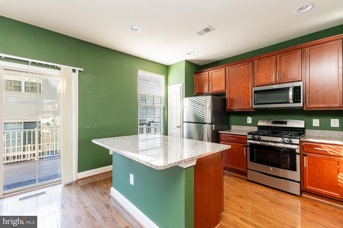 4511 POTOMAC HIGHLANDS CIR, TRIANGLE, Virginia 22172, 3 Bedrooms Bedrooms, ,2 BathroomsBathrooms,Residential,For sale,4511 POTOMAC HIGHLANDS CIR,VAPW2094774 MLS # VAPW2094774