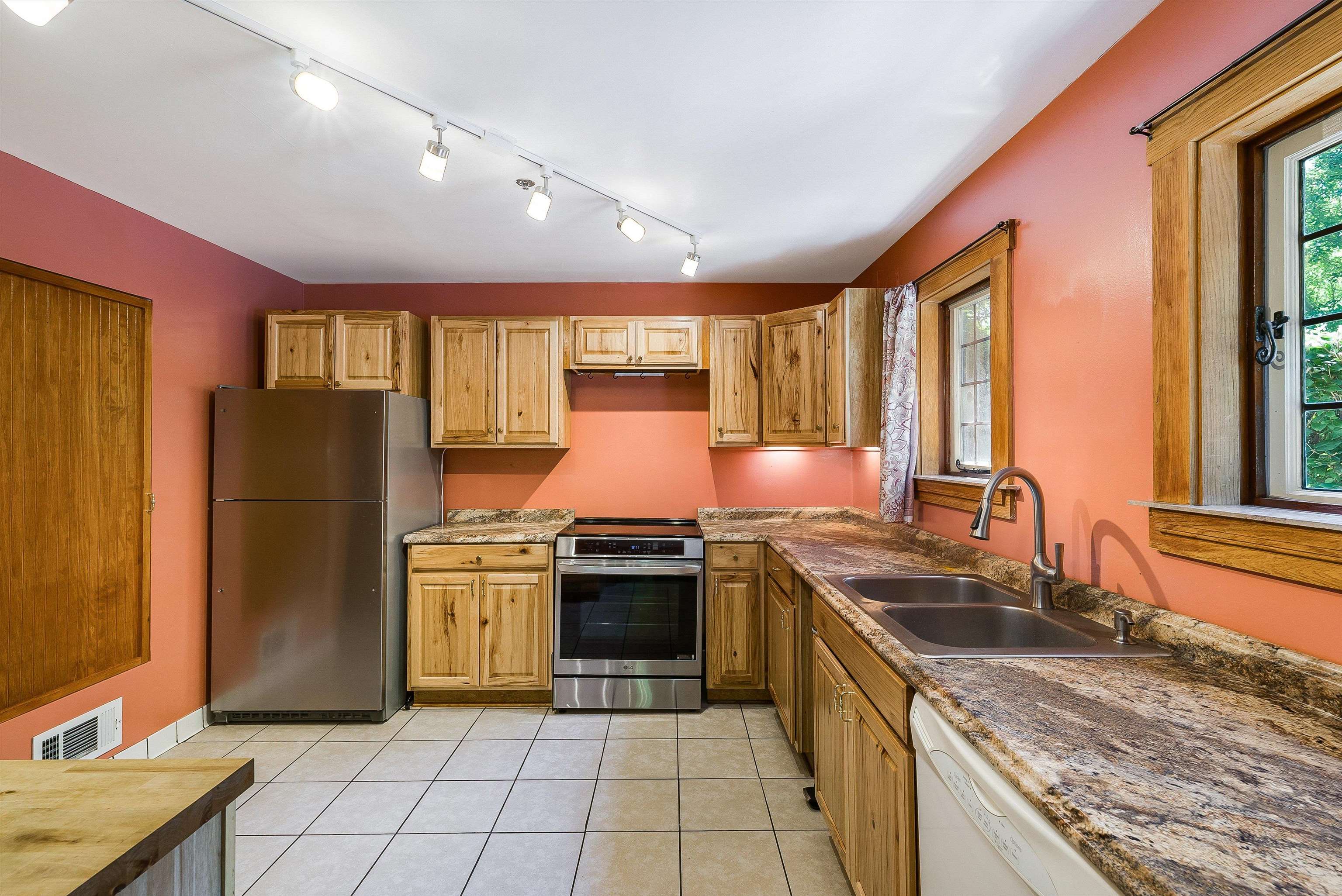 950 W BEVERLEY ST, STAUNTON, Virginia 24401, 3 Bedrooms Bedrooms, ,3 BathroomsBathrooms,Residential,950 W BEVERLEY ST,668681 MLS # 668681