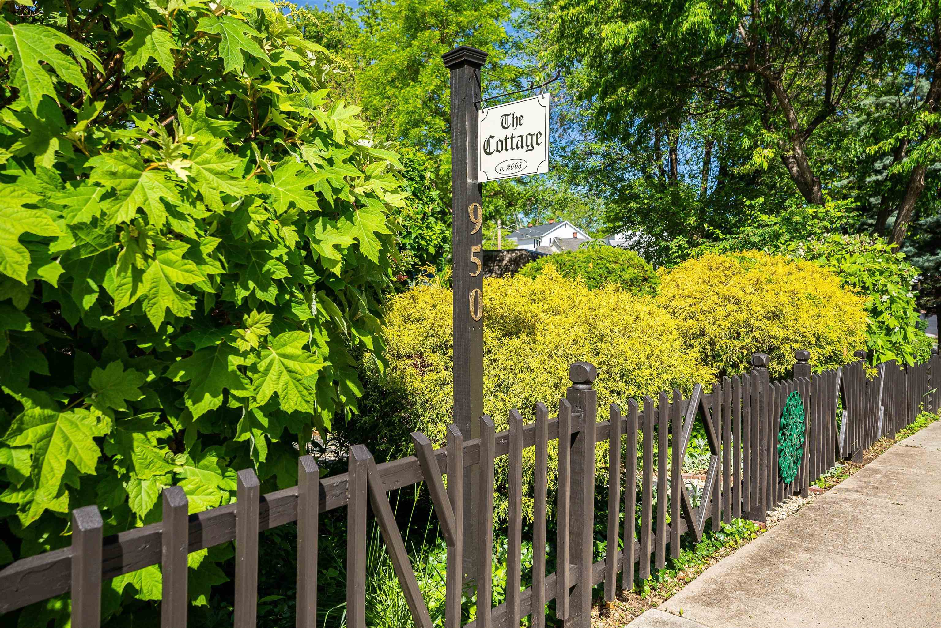 950 W BEVERLEY ST, STAUNTON, Virginia 24401, 3 Bedrooms Bedrooms, ,3 BathroomsBathrooms,Residential,950 W BEVERLEY ST,668681 MLS # 668681