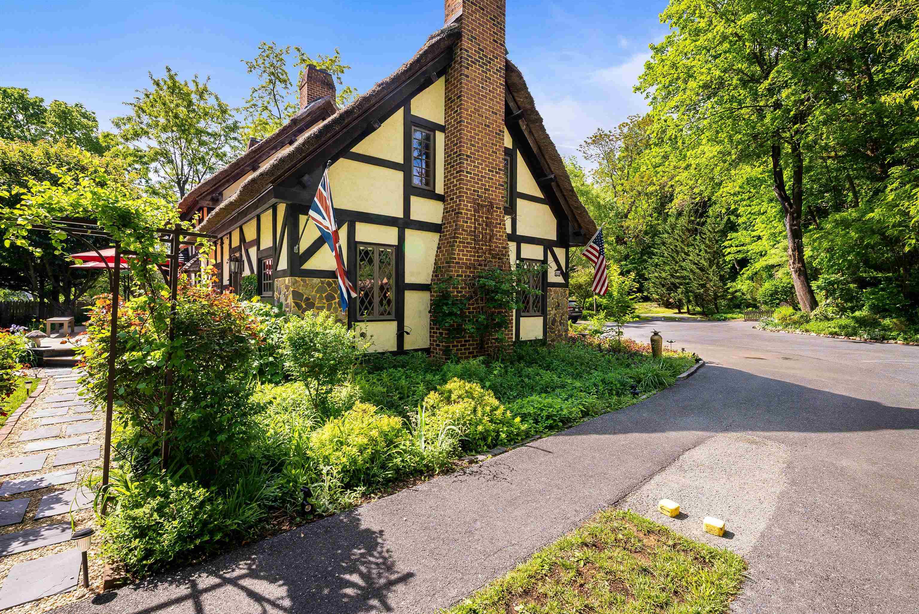 950 W BEVERLEY ST, STAUNTON, Virginia 24401, 3 Bedrooms Bedrooms, ,3 BathroomsBathrooms,Residential,950 W BEVERLEY ST,668681 MLS # 668681