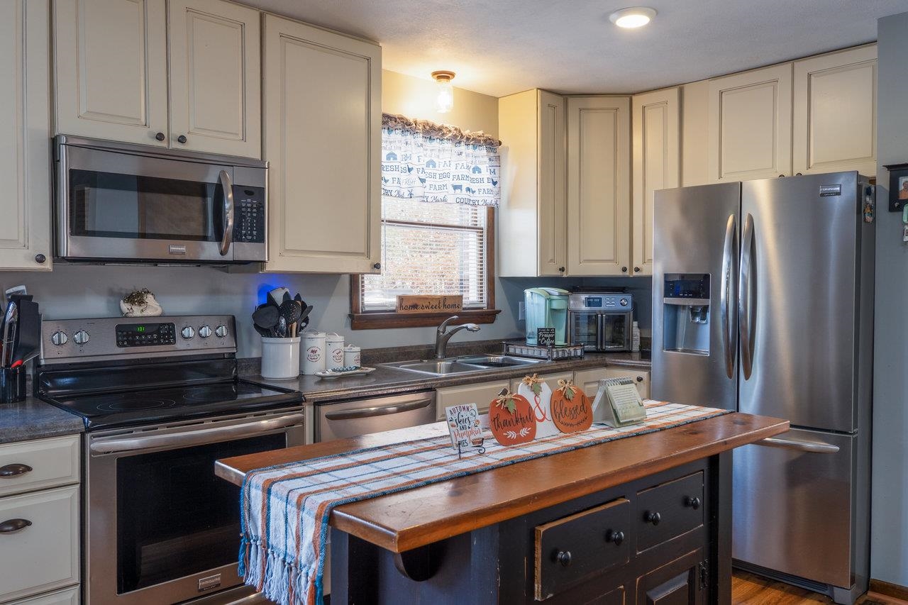 19511 HUCKLEBERRY RD, ELKTON, Virginia 22827, 4 Bedrooms Bedrooms, ,2 BathroomsBathrooms,Residential,19511 HUCKLEBERRY RD,670722 MLS # 670722 19511 HUCKLEBERRY RD, ELKTON, Virginia 22827, 4 Bedrooms Bedrooms, ,2 BathroomsBathrooms,Residential,19511 HUCKLEBERRY RD,670722 MLS # 670722