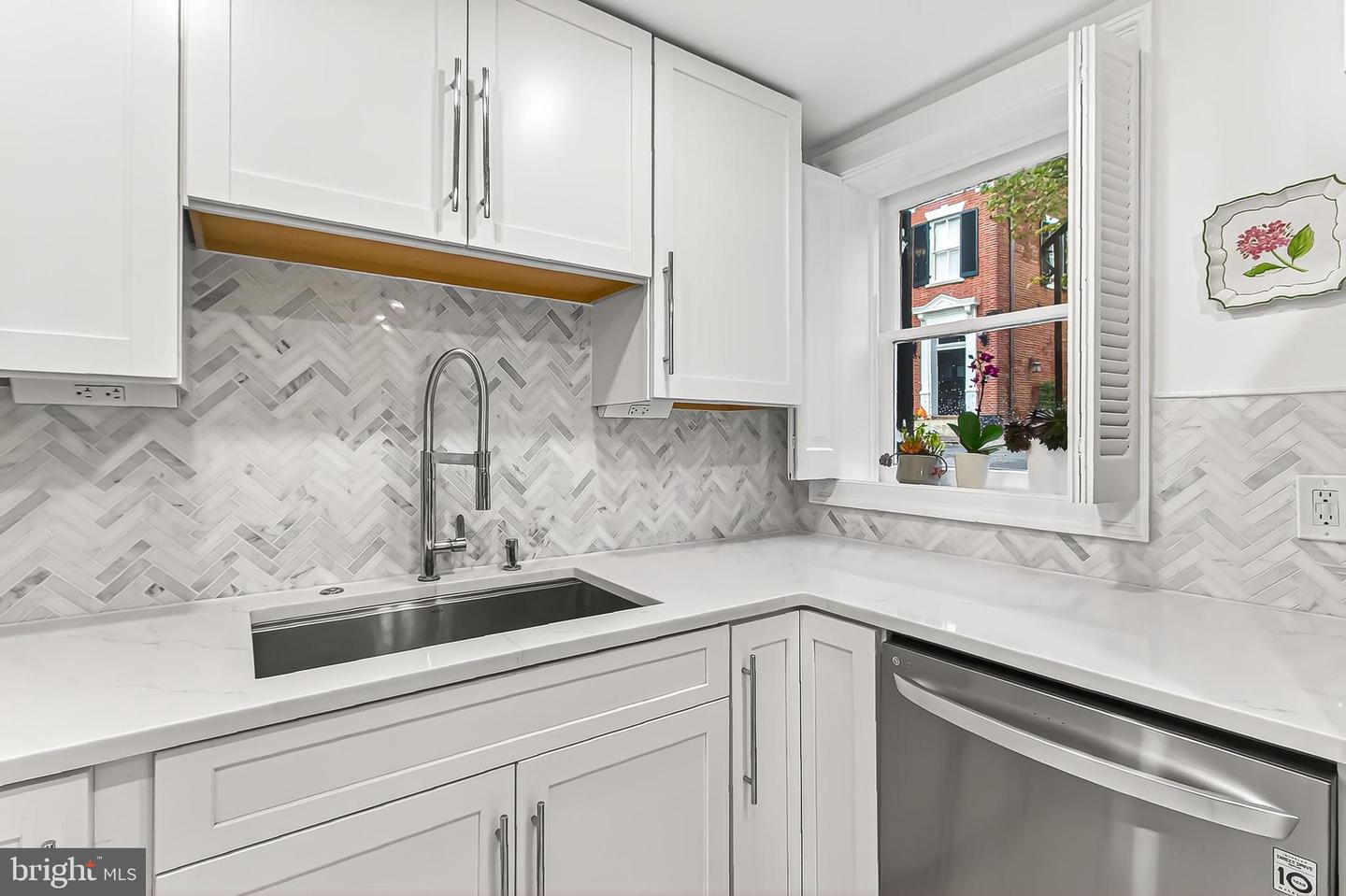 208 S LEE ST, ALEXANDRIA, Virginia 22314, 2 Bedrooms Bedrooms, ,1 BathroomBathrooms,Residential,For sale,208 S LEE ST,VAAX2051162 MLS # VAAX2051162